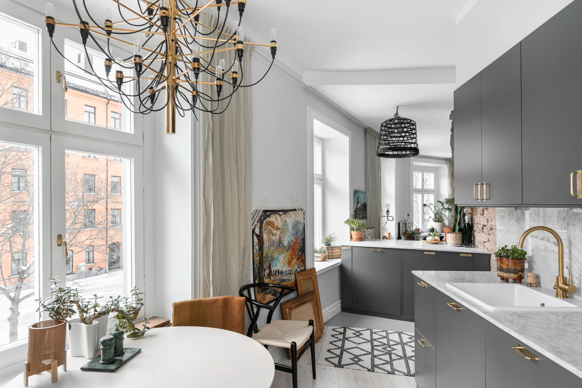 4 magnifika höga fönster på rad som följer lägenhetens spektakulära form