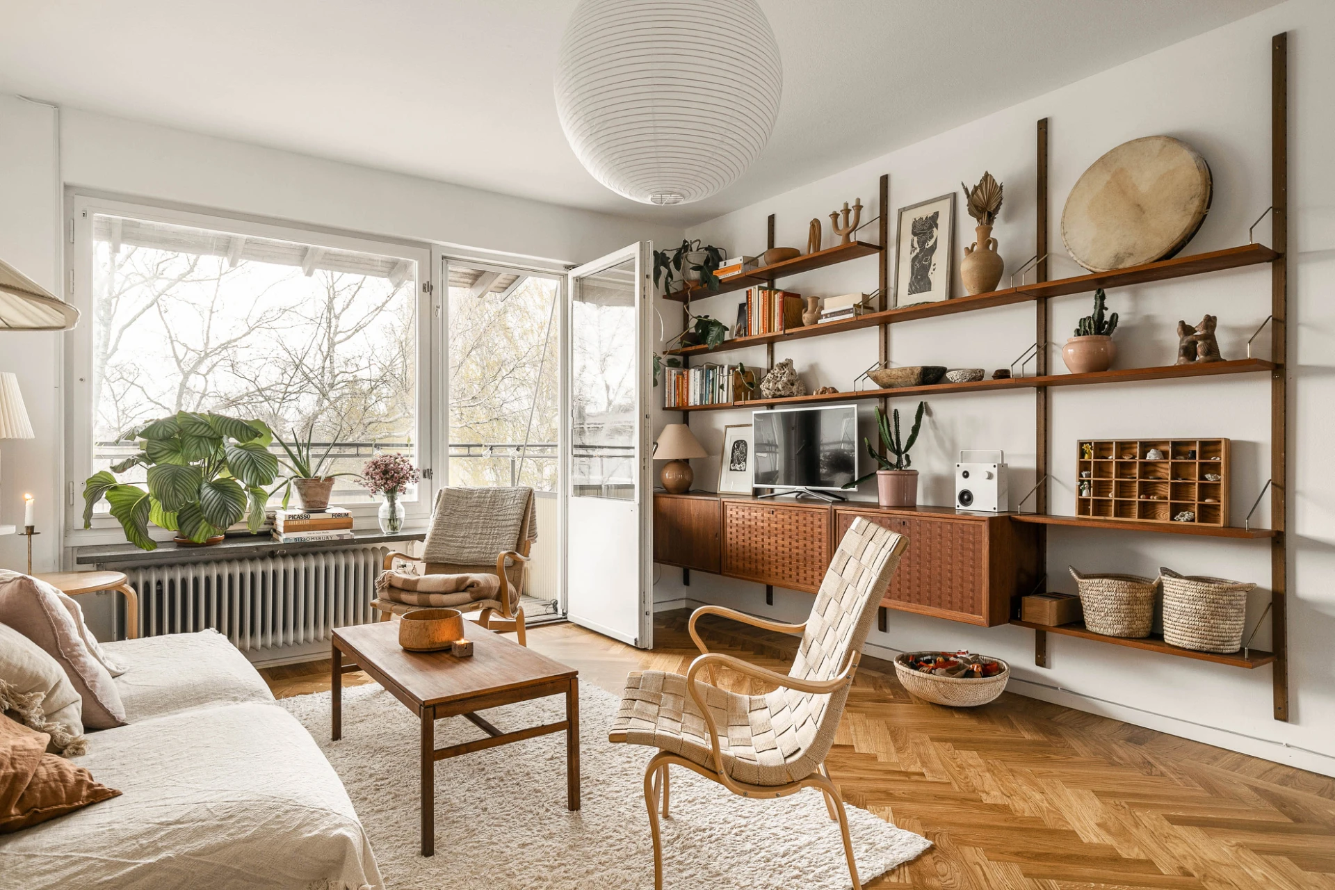 Stora fönster släpper in gott om ljus