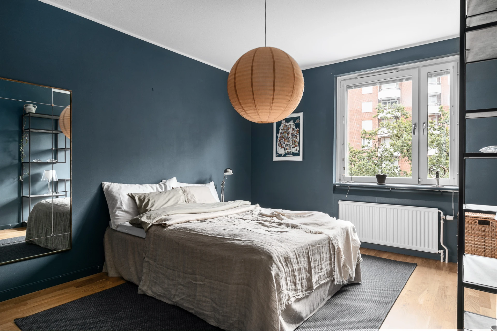 Stort sovrum med lugnt läge