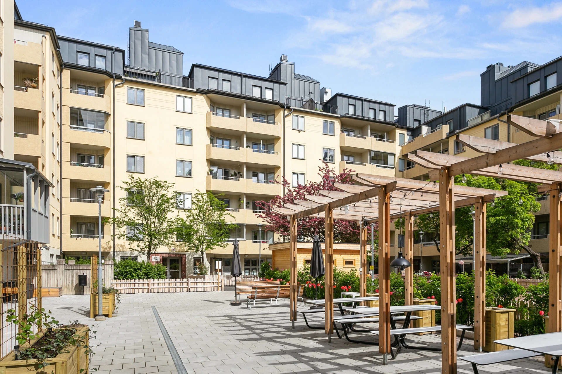 Nyrenoverad innergård 2020
