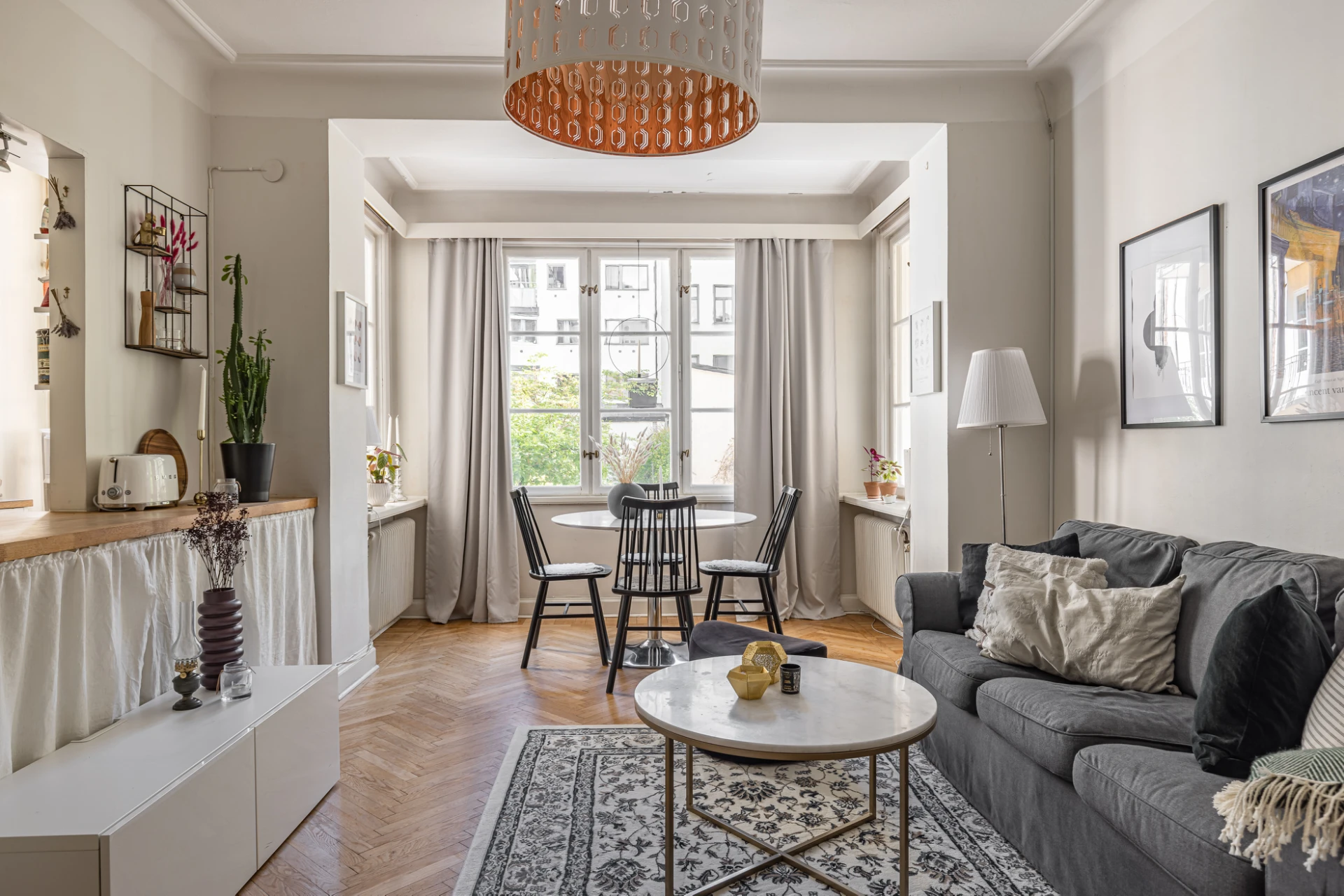 Spröjsade fönster mot högt belägen gård