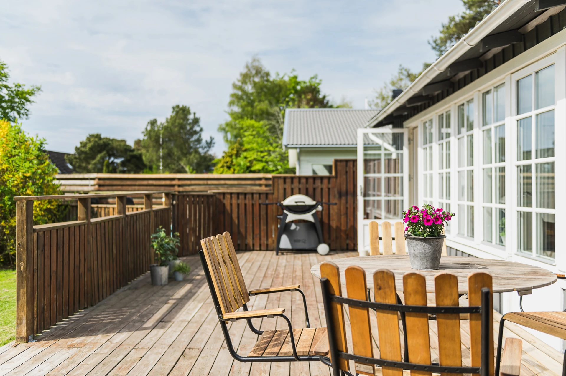 Trädäck i söderläge framför huset