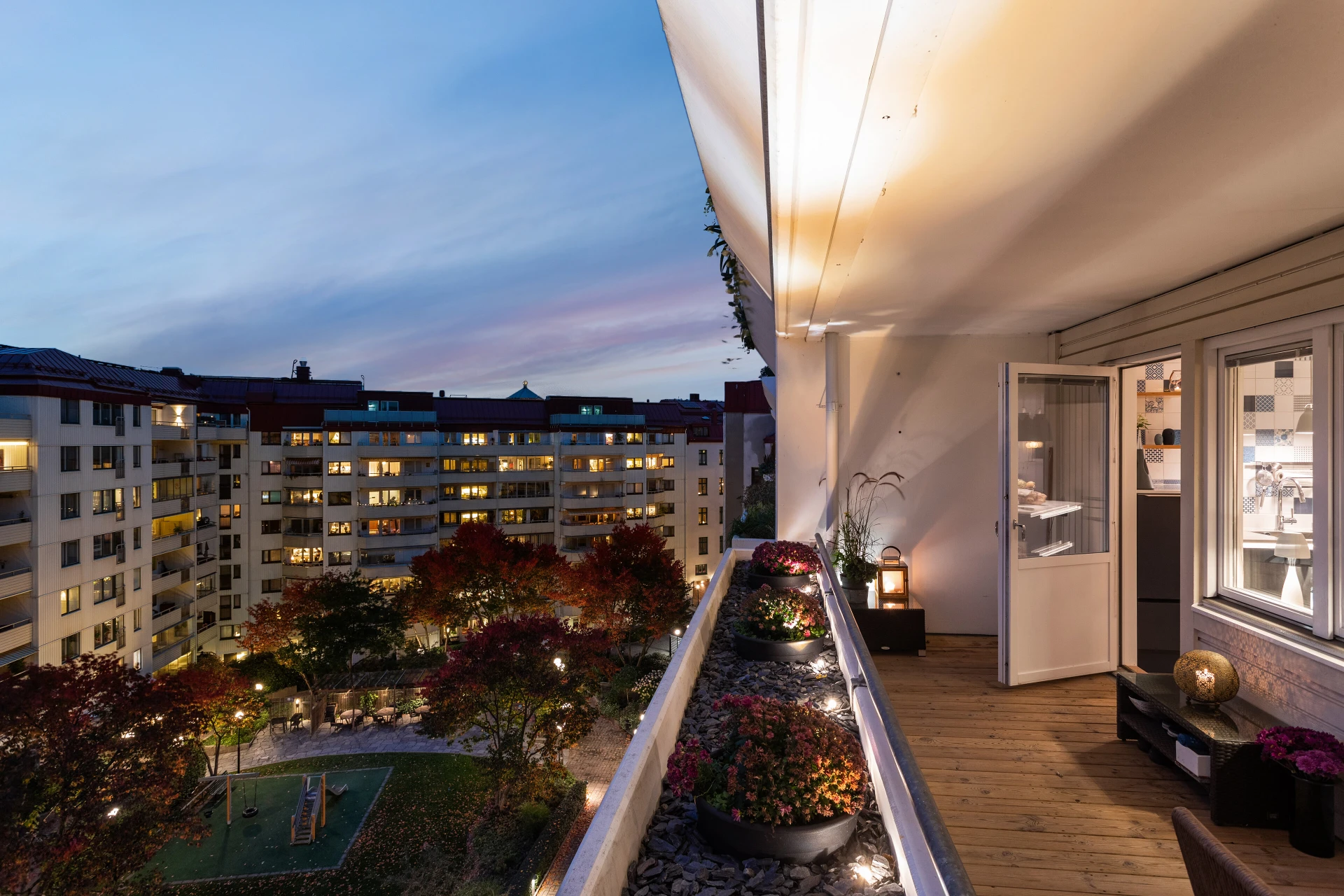 Magisk utsikt över innergården och Skansen Kronan i horisonten