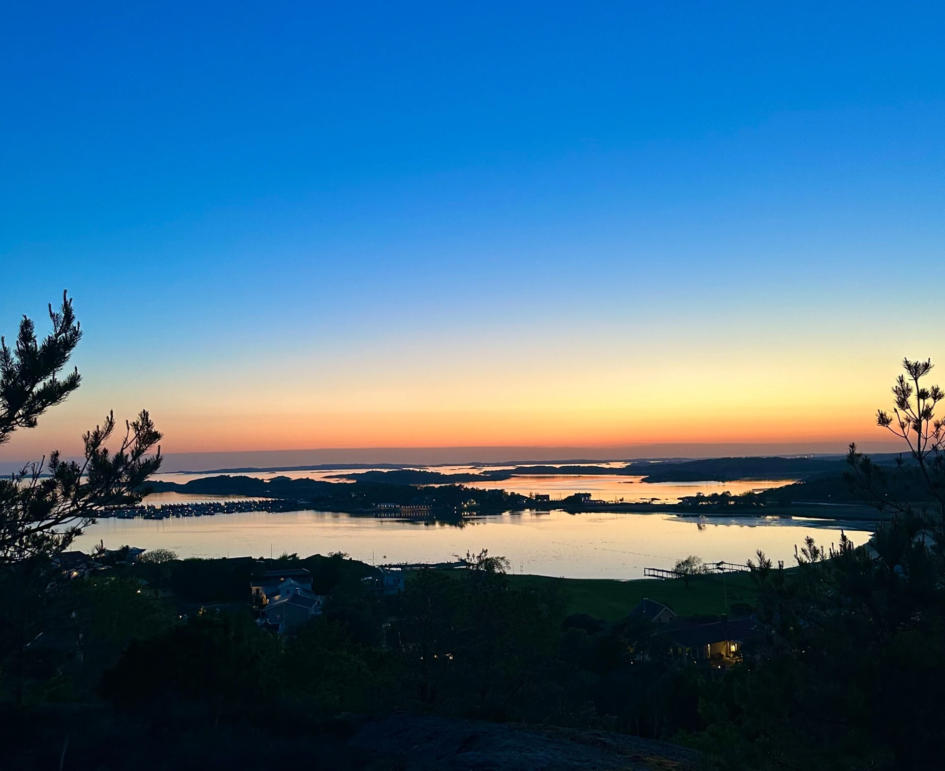 Säljarens egen bild, utsikt över Killingholmen! Tagen uppe på klippan i trädgården.