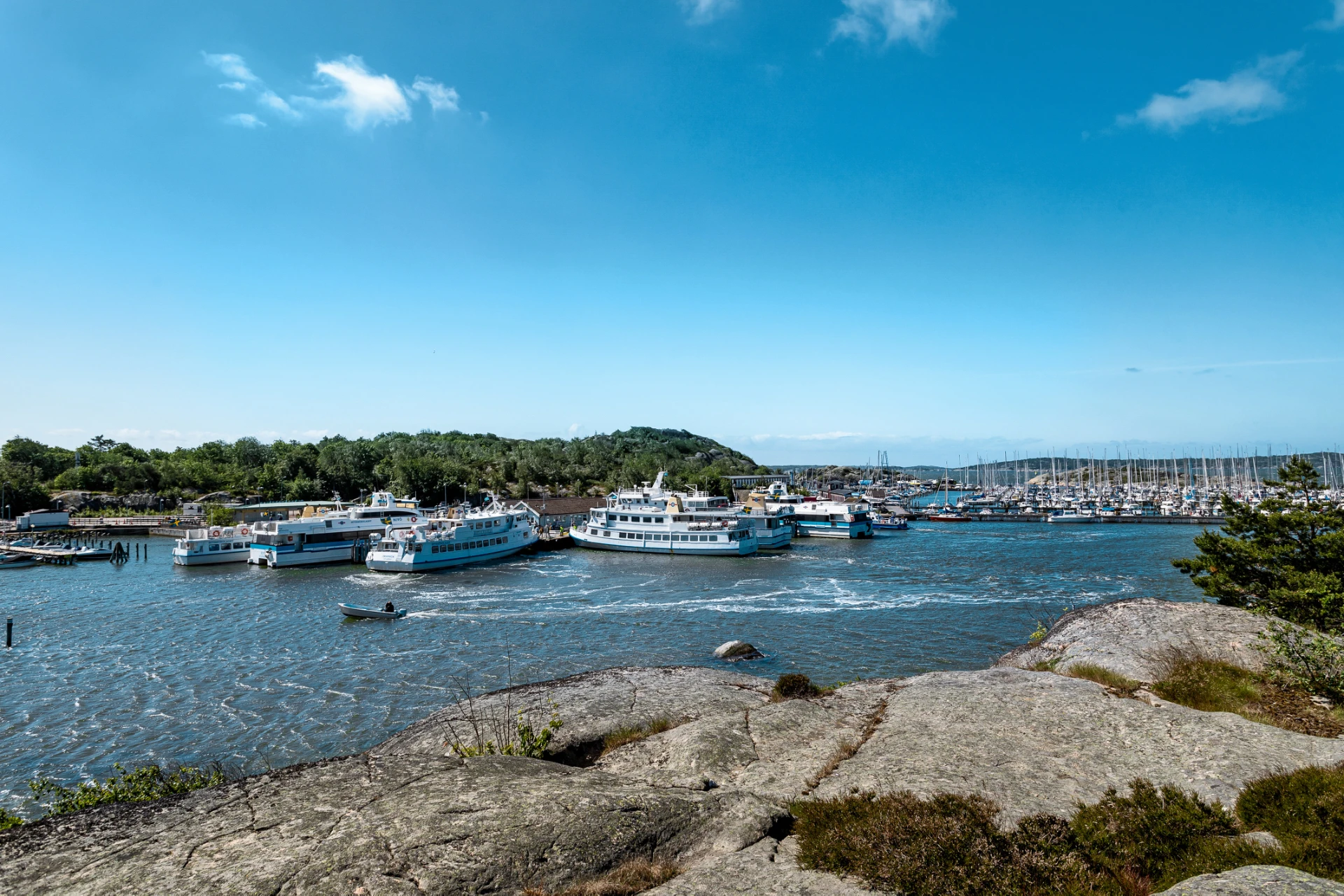 Ta skärgårdsbåten från Saltholmen ut till södra skärgården.