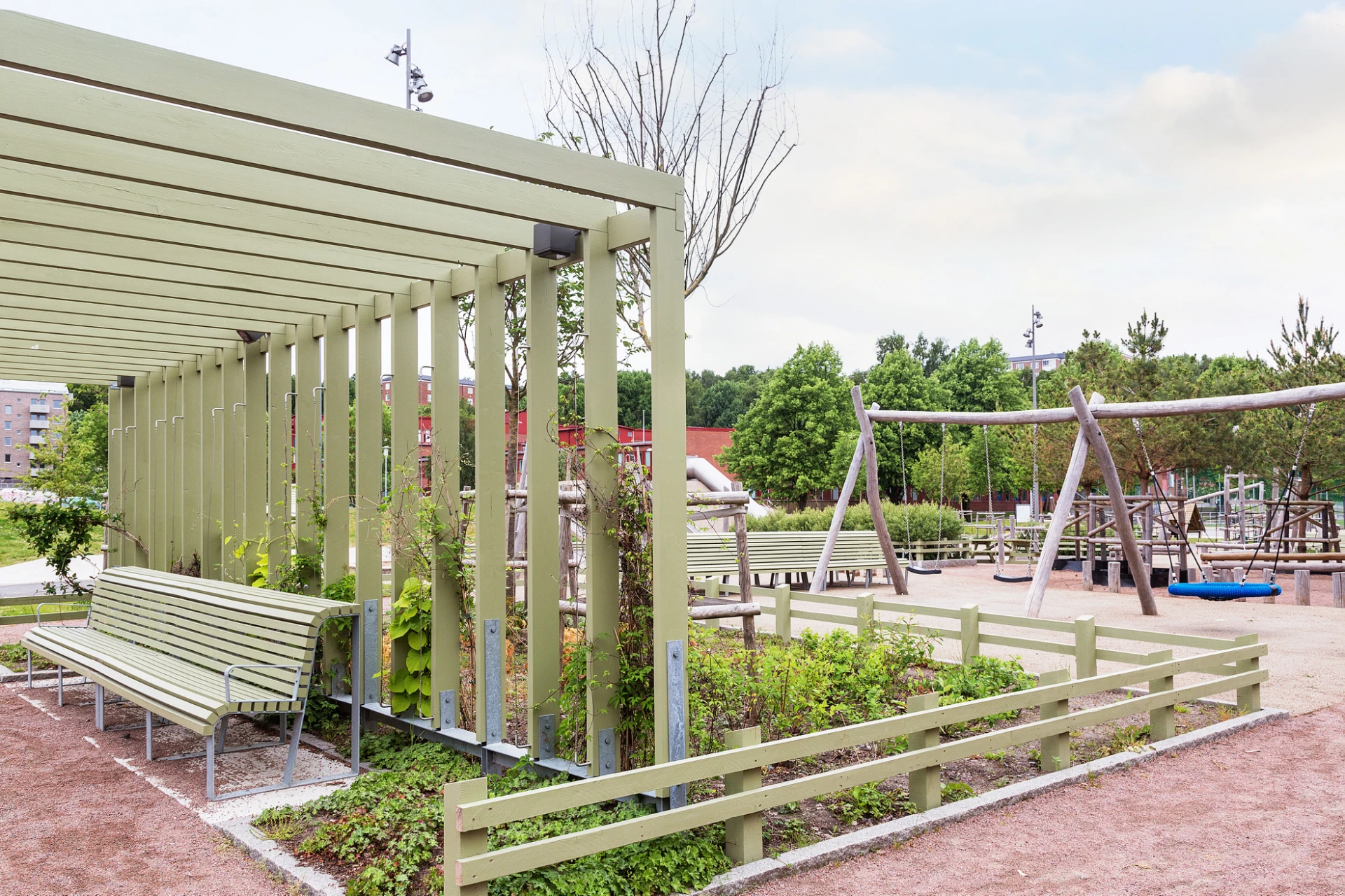 Intilliggande Flatås Park med stor lekplats!