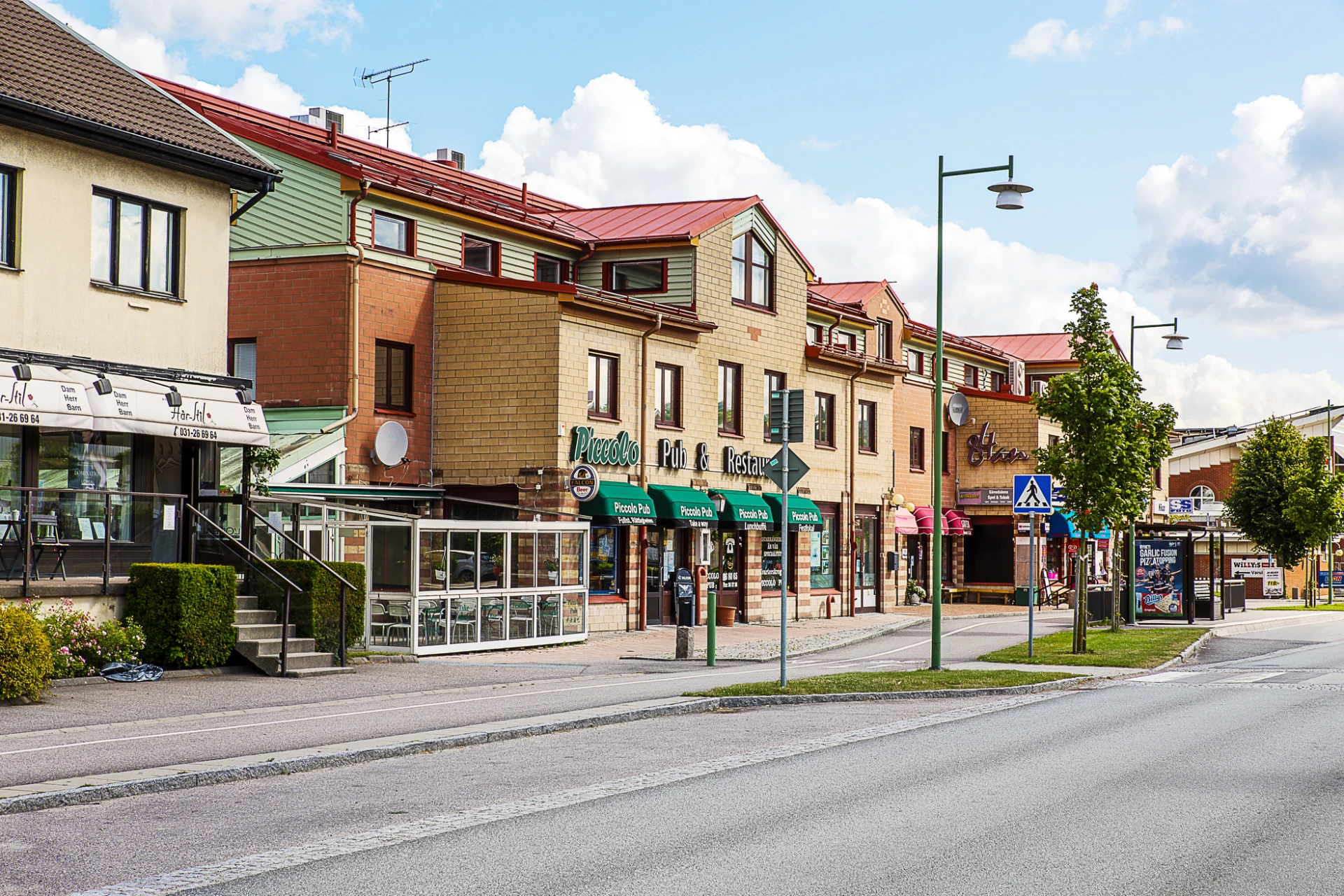 Köpgatan med alldaglig service, restauranger och caféer