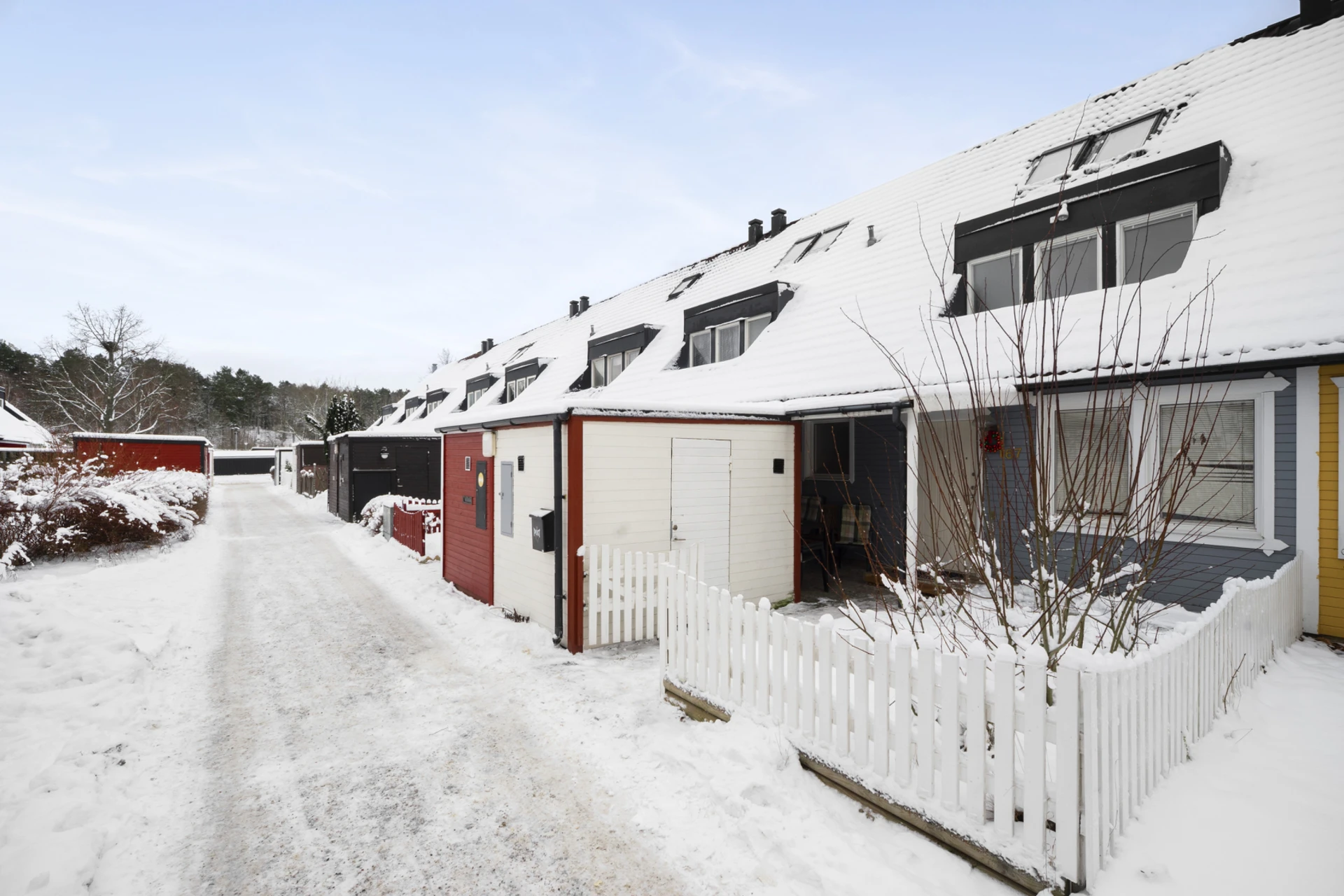 Fasad framsida med utvändigt förråd