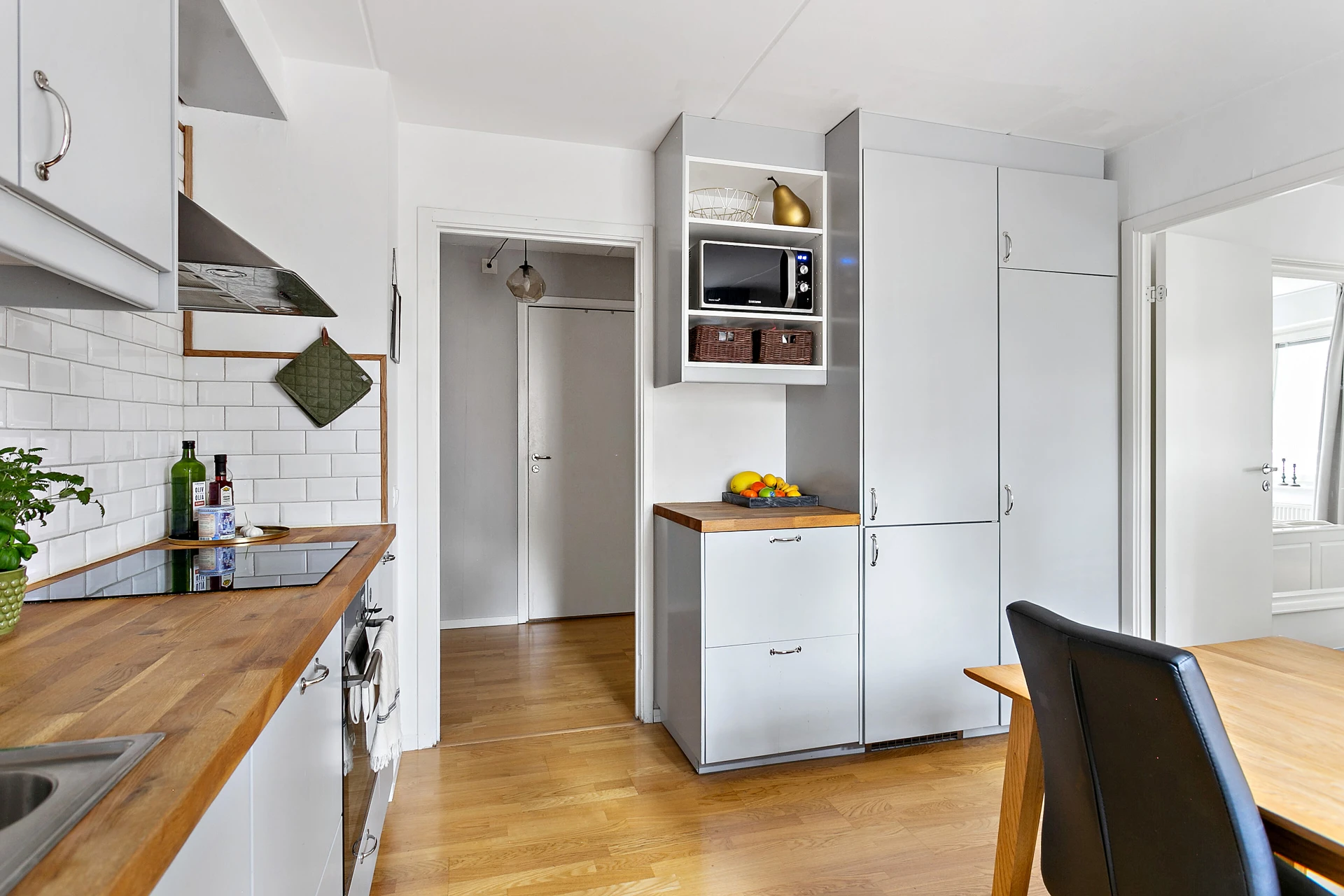 Gott om förvaring och arbetsytor