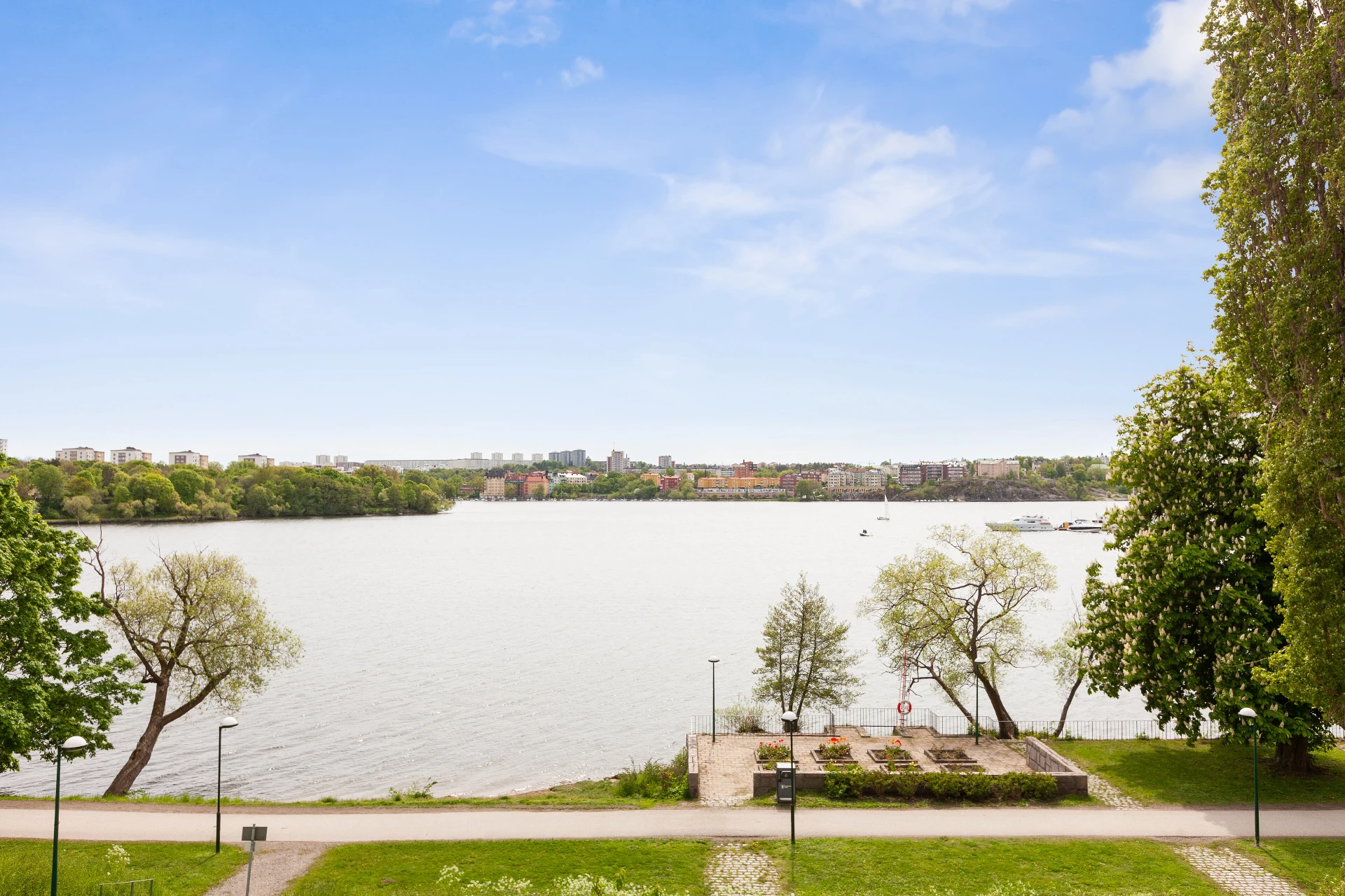 Terrassen och stranden nedanför lägenheten