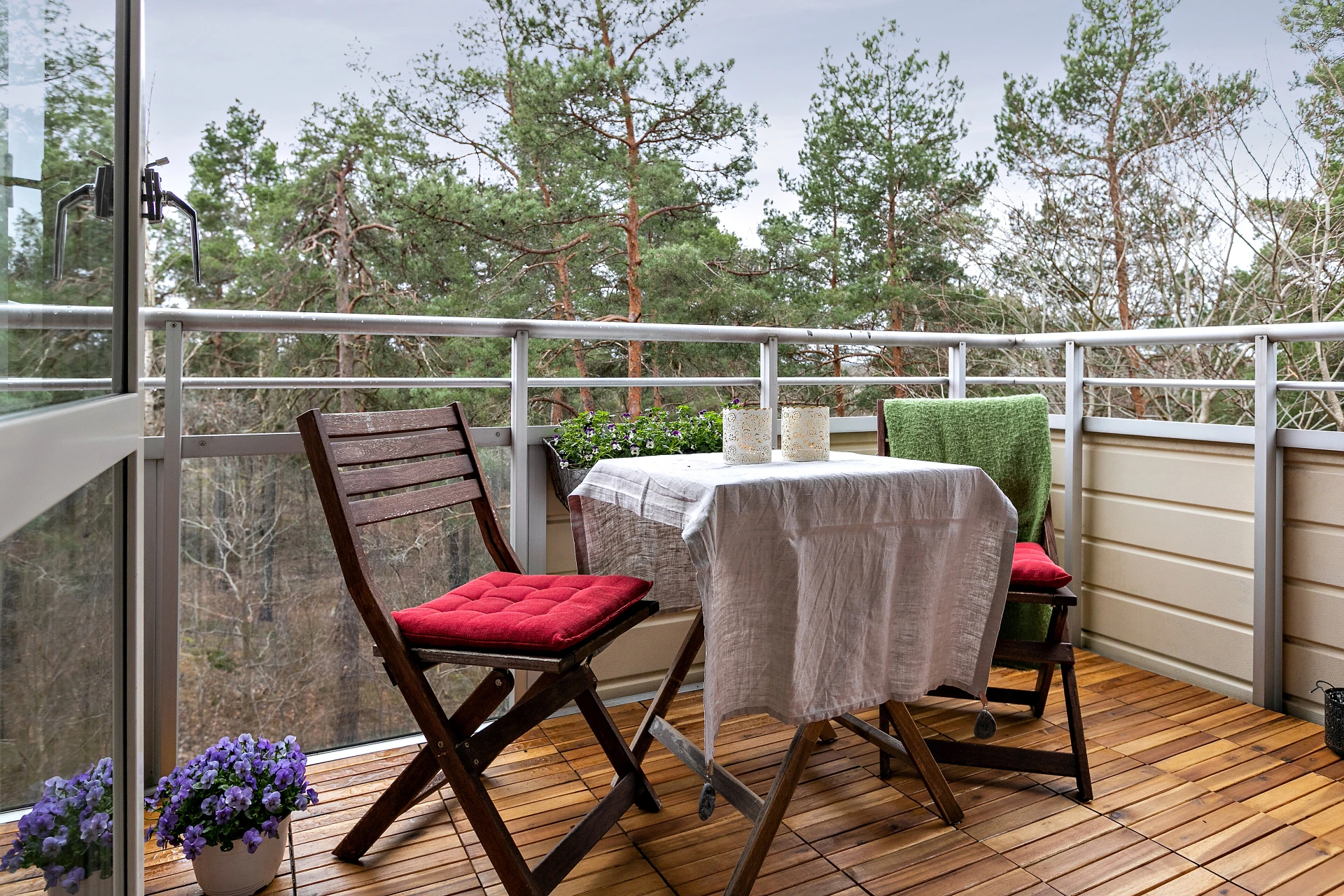 Stor balkong med sol från ca 11 till solnedgång