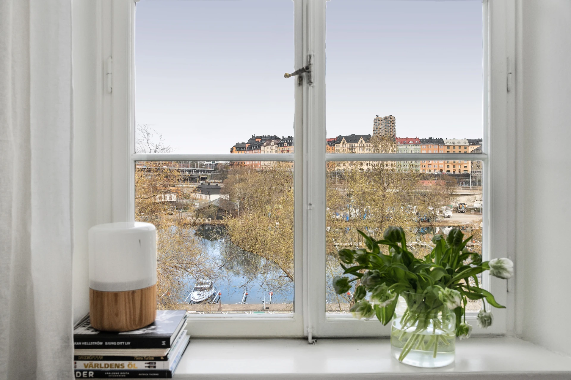 Magnifik sjöutsikt från lägenheten.