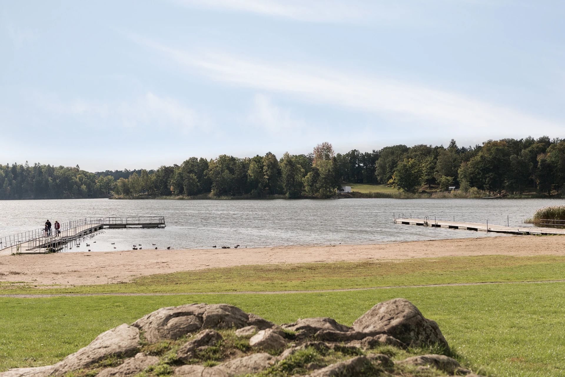 Flera badplatser i närheten