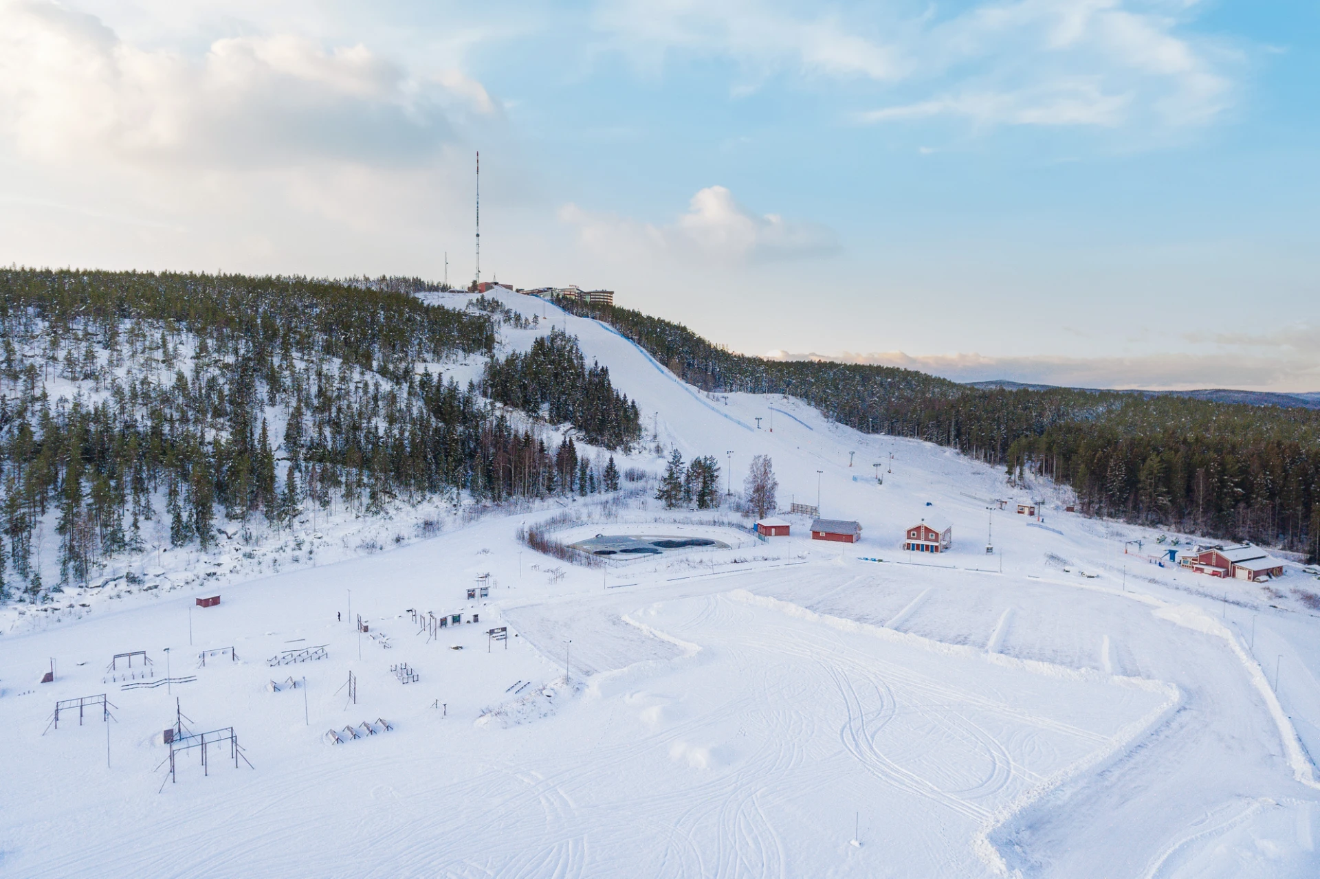 Hillstamon och slalombacken