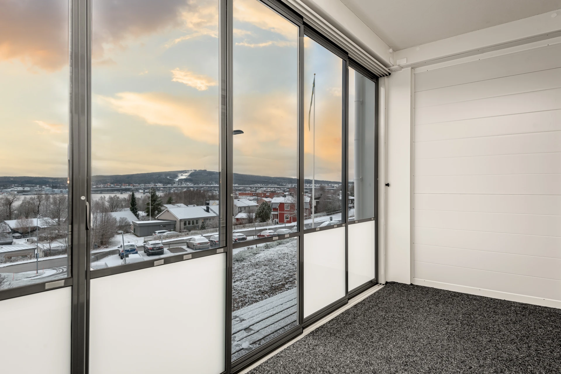 VÄLKOMMEN HEM TILL TJÄDERVÄGEN 2F.