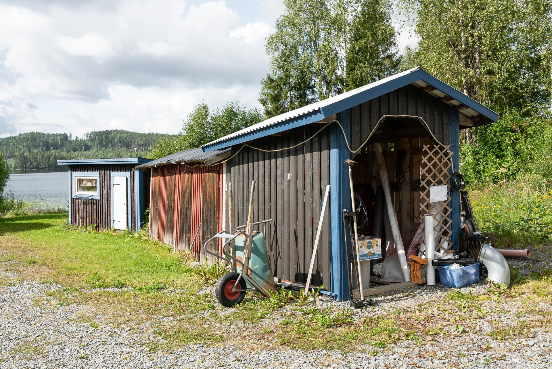 Förrådsbodar och mindre gäststuga som är i behov av underhåll