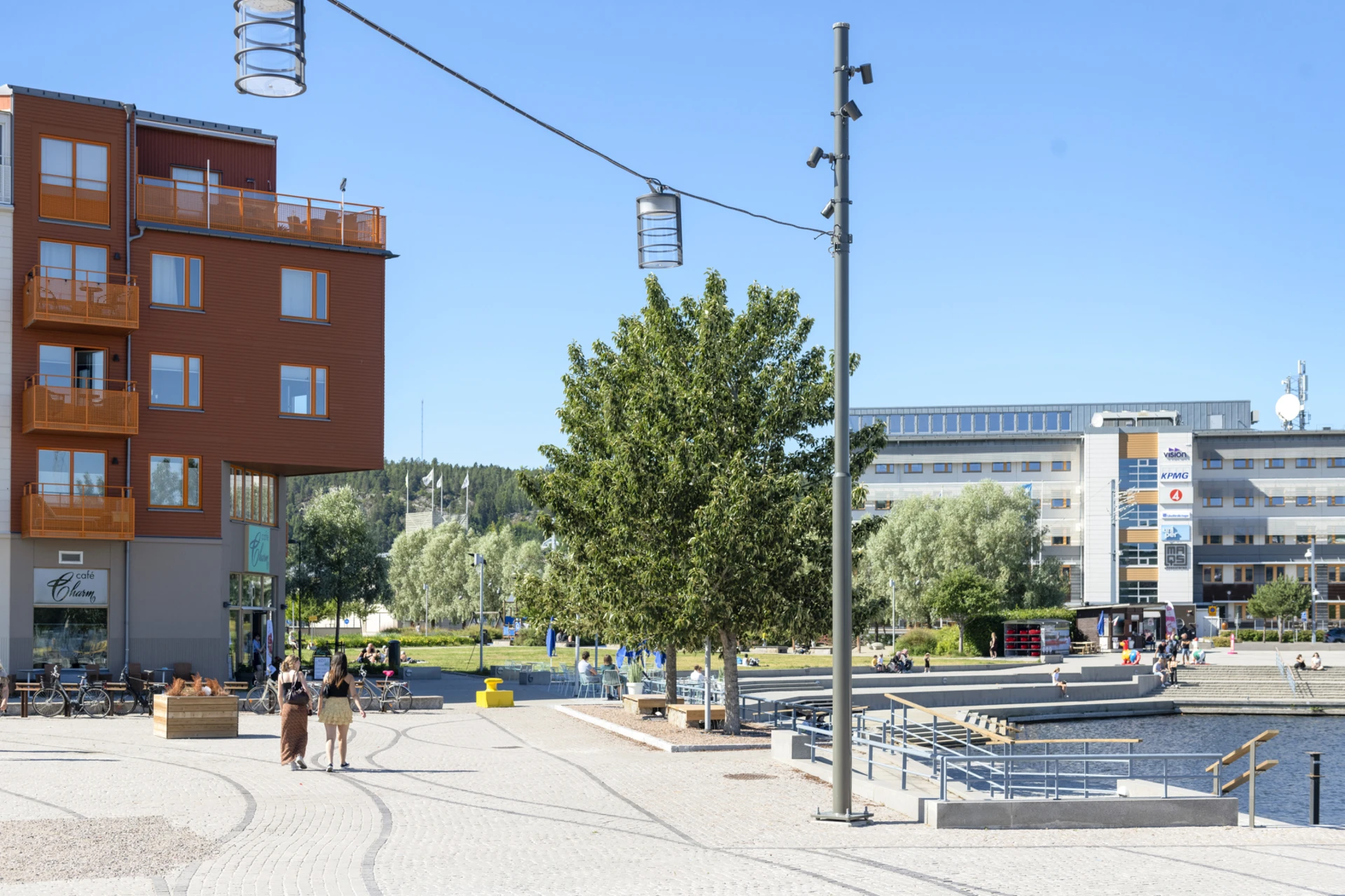 Rederigatan och kafé vid småbåtshamnen