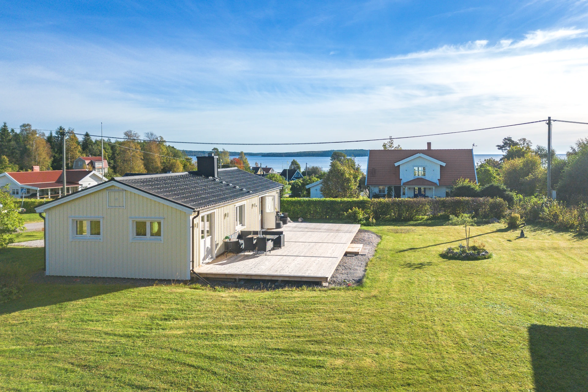 Hus, altan, tomt och läget mot havet