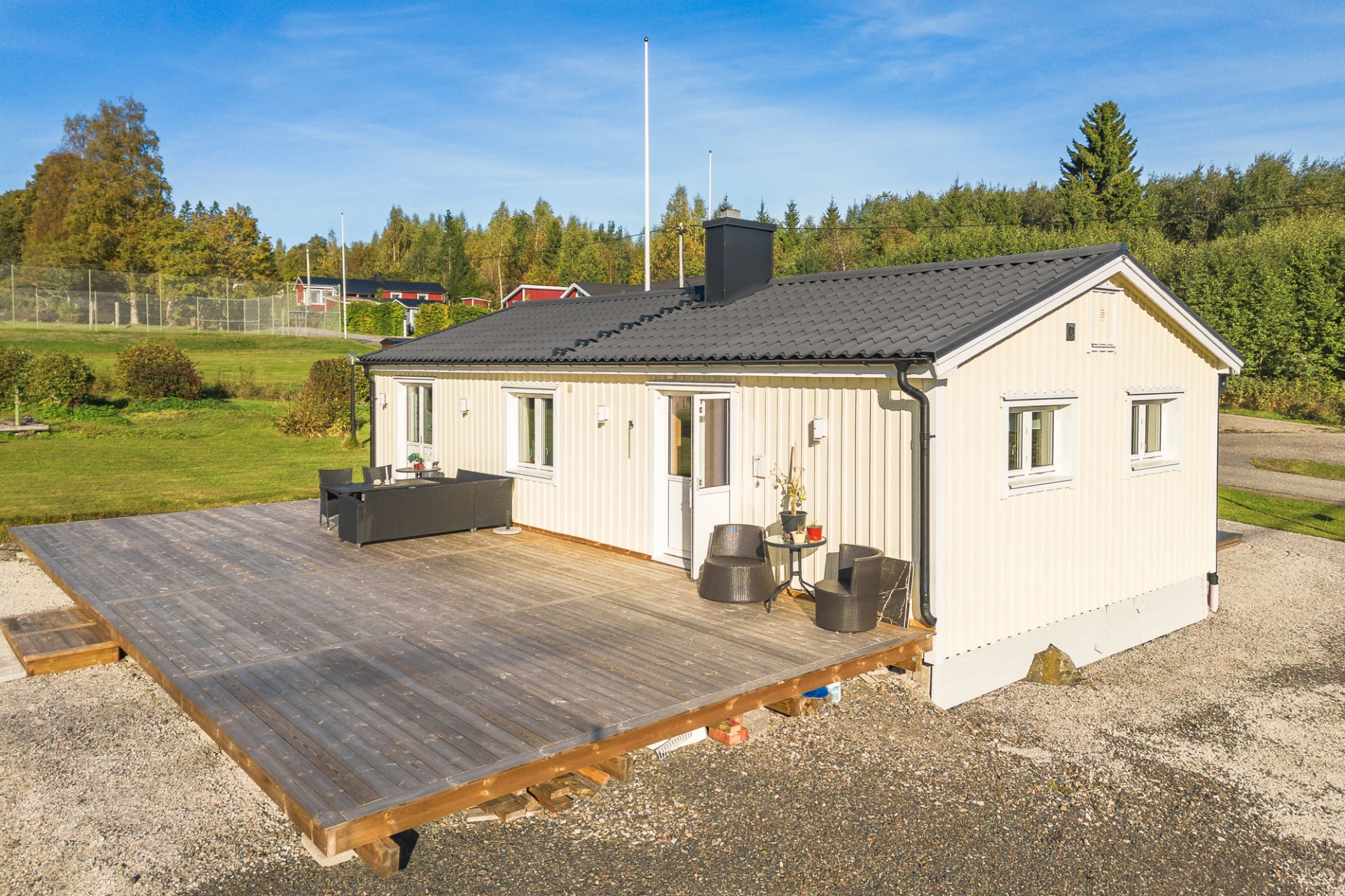 Stor altan med plats för flera sittgrupper