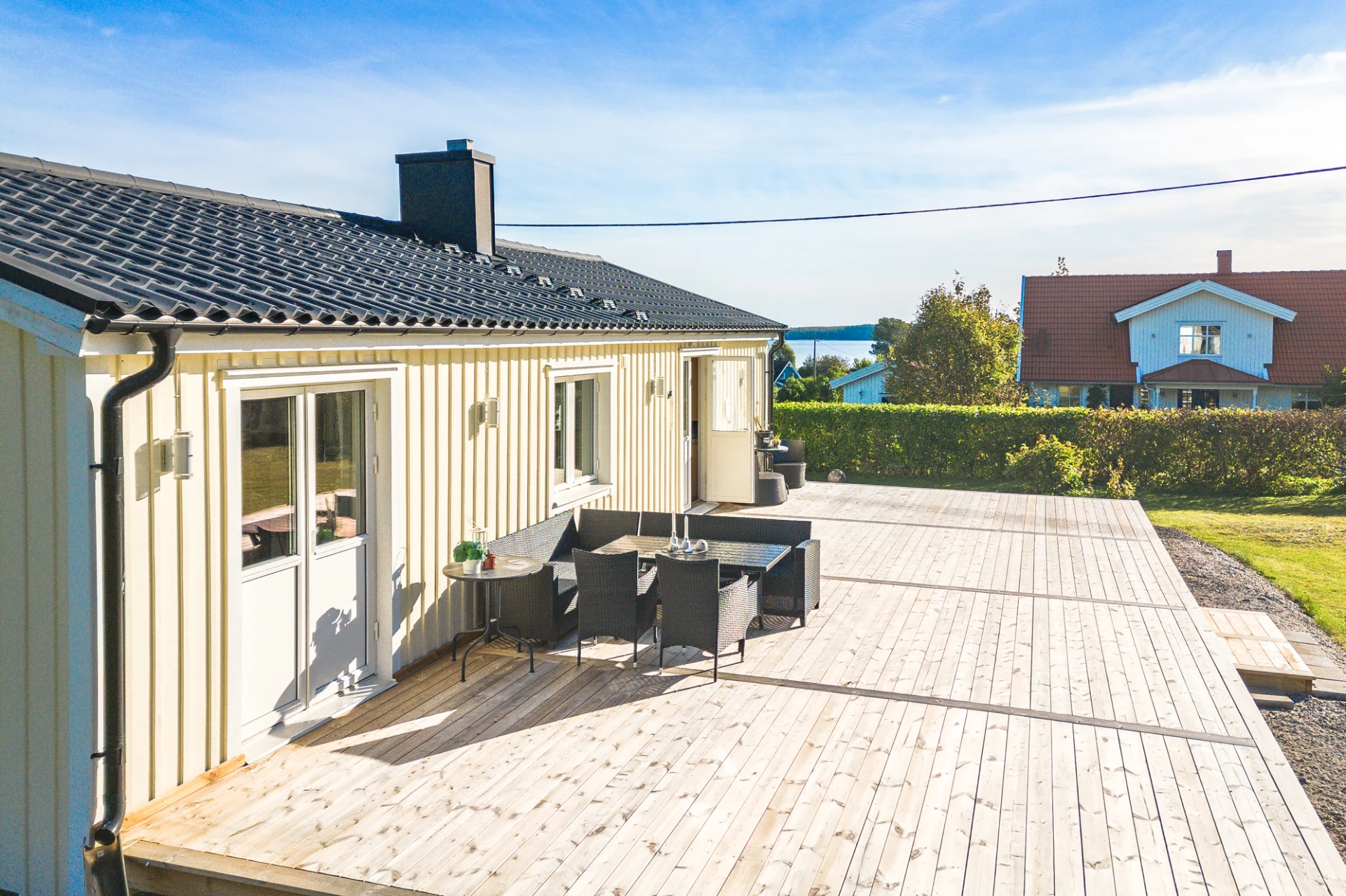 Altanen i sin helhet med god plats för trivsam gemenskap