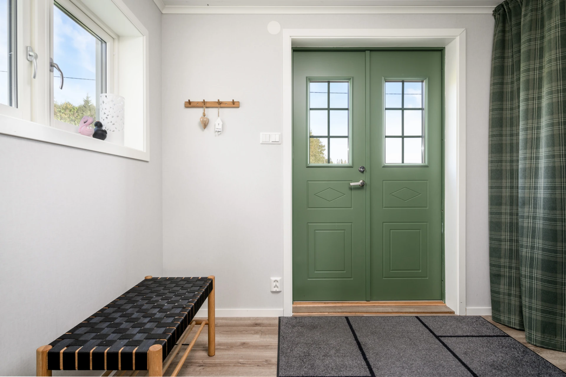 Entréhall med vacker dubbeldörr