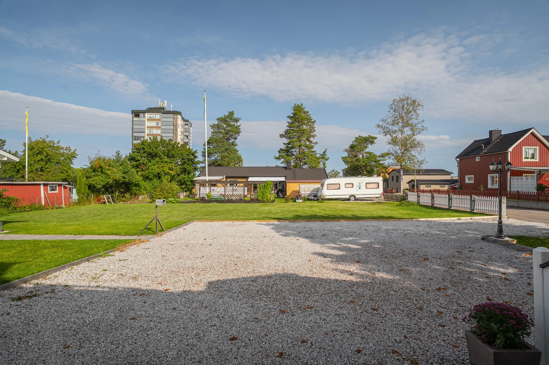 Gårdsplan och tomt