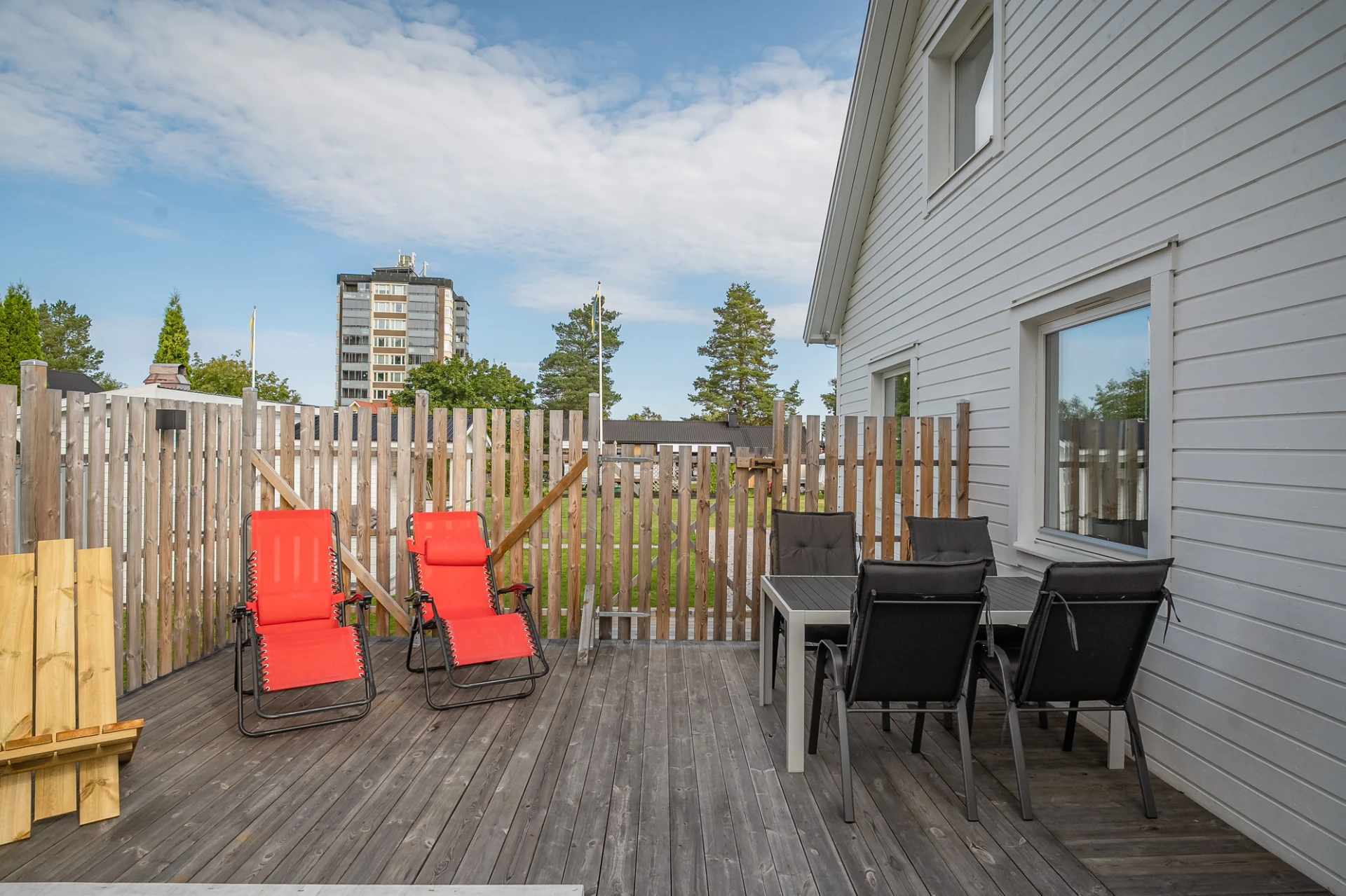 Från SPA-rummet är det utgång till altan med bassäng