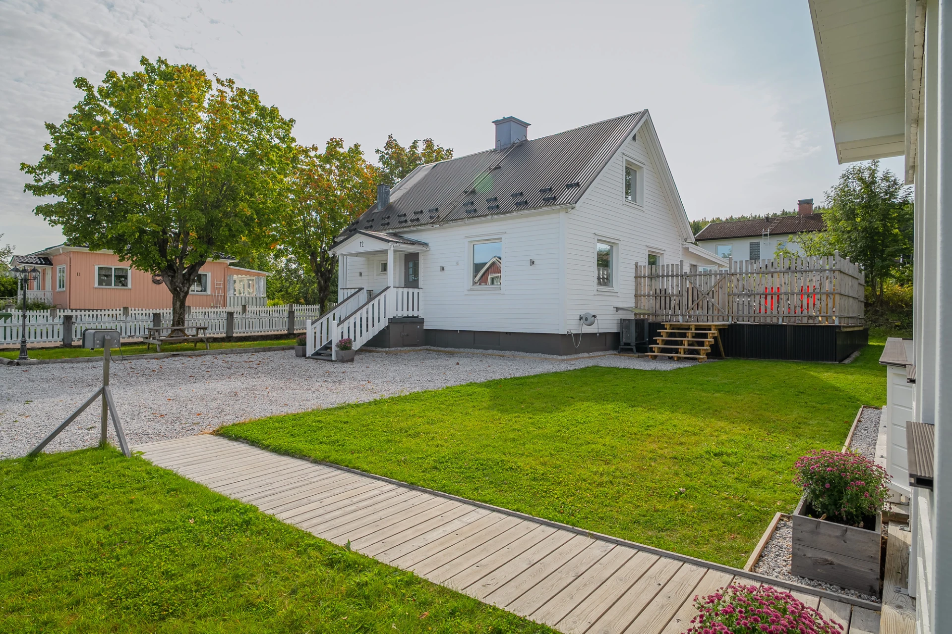 Hus, tomt och gårdsplan