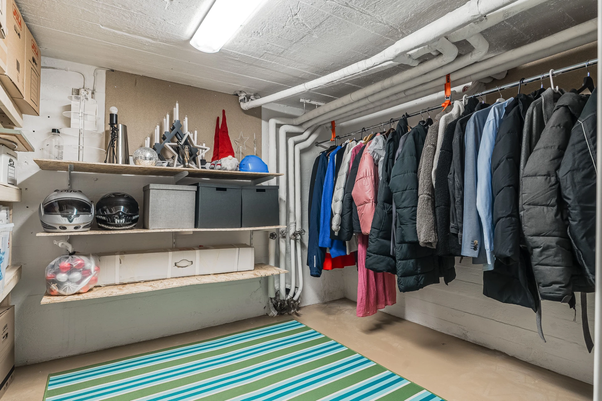 Förvaring i förråd i källarplan