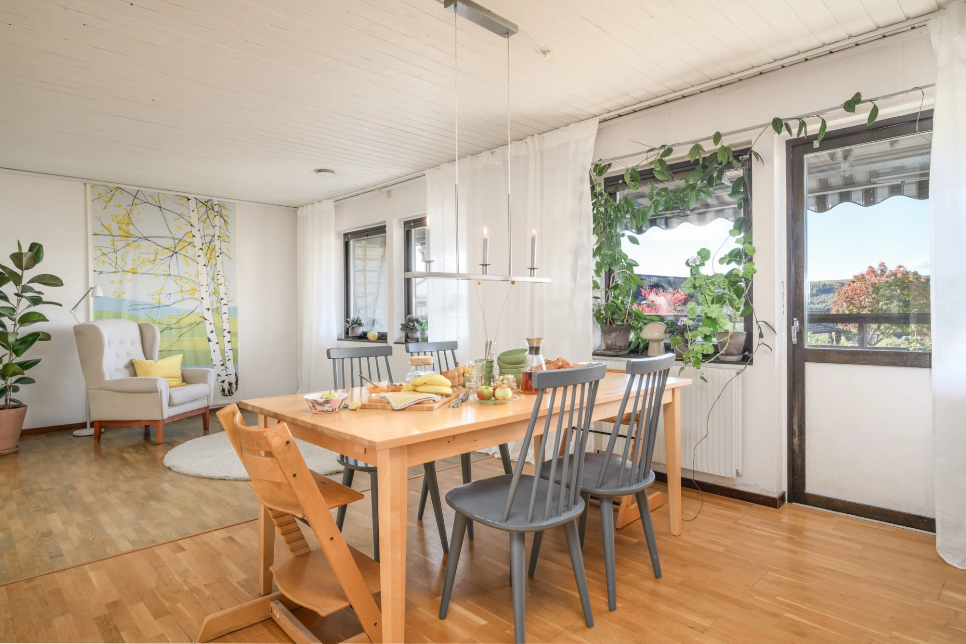 Från matplatsen mot altandörr ut till balkongen