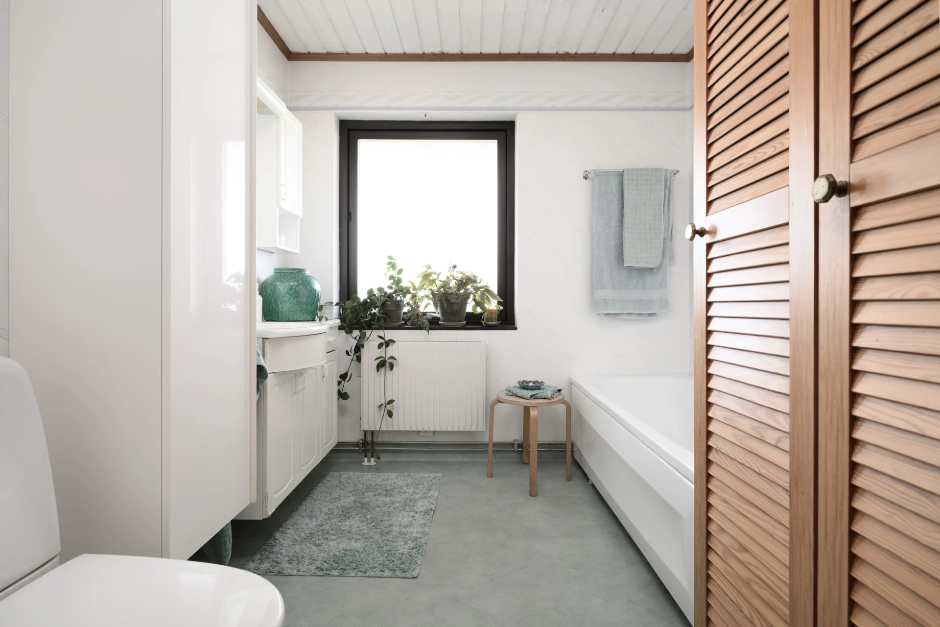 Badrum med badkar på övre plan