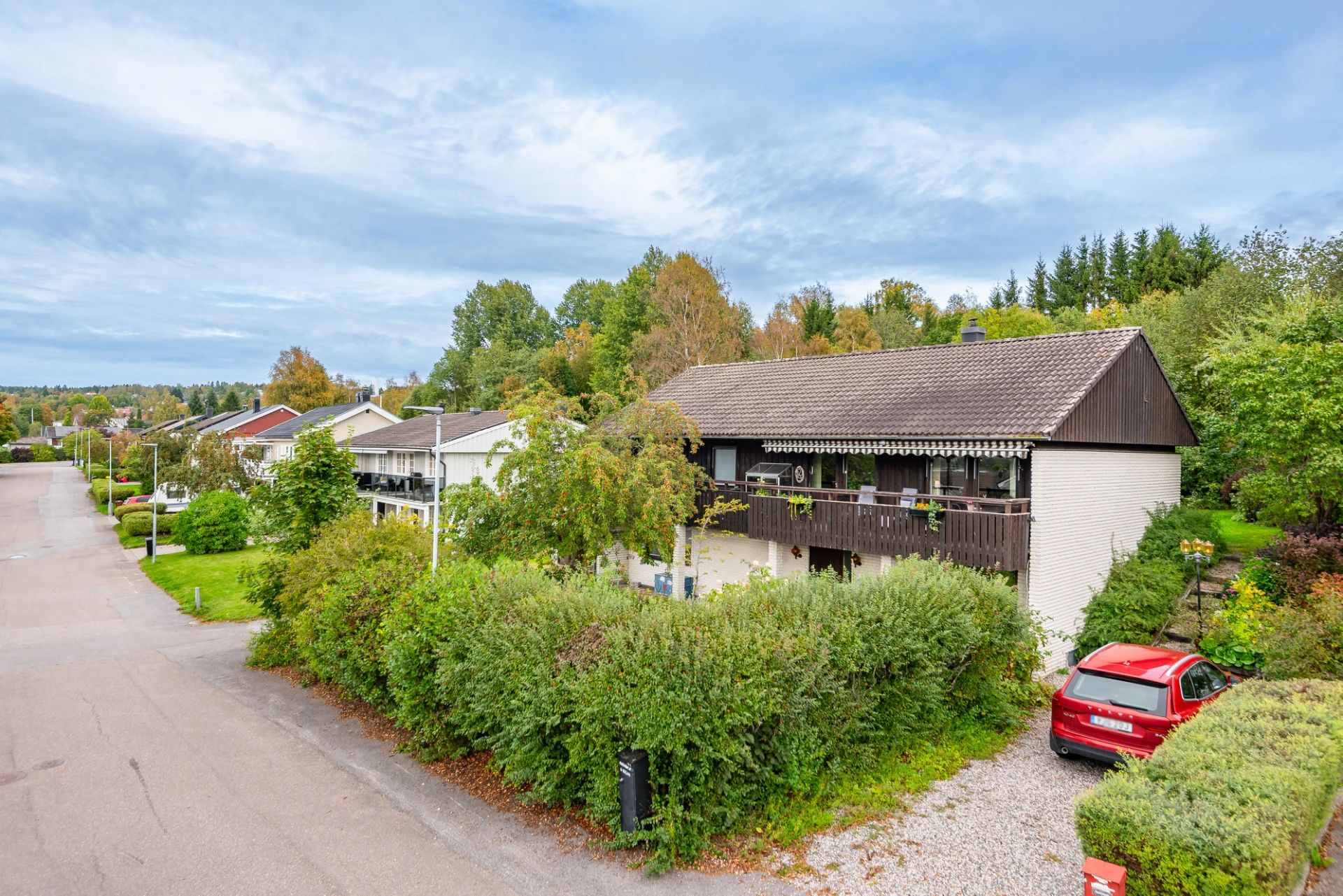 Huset från vägen med två infarter