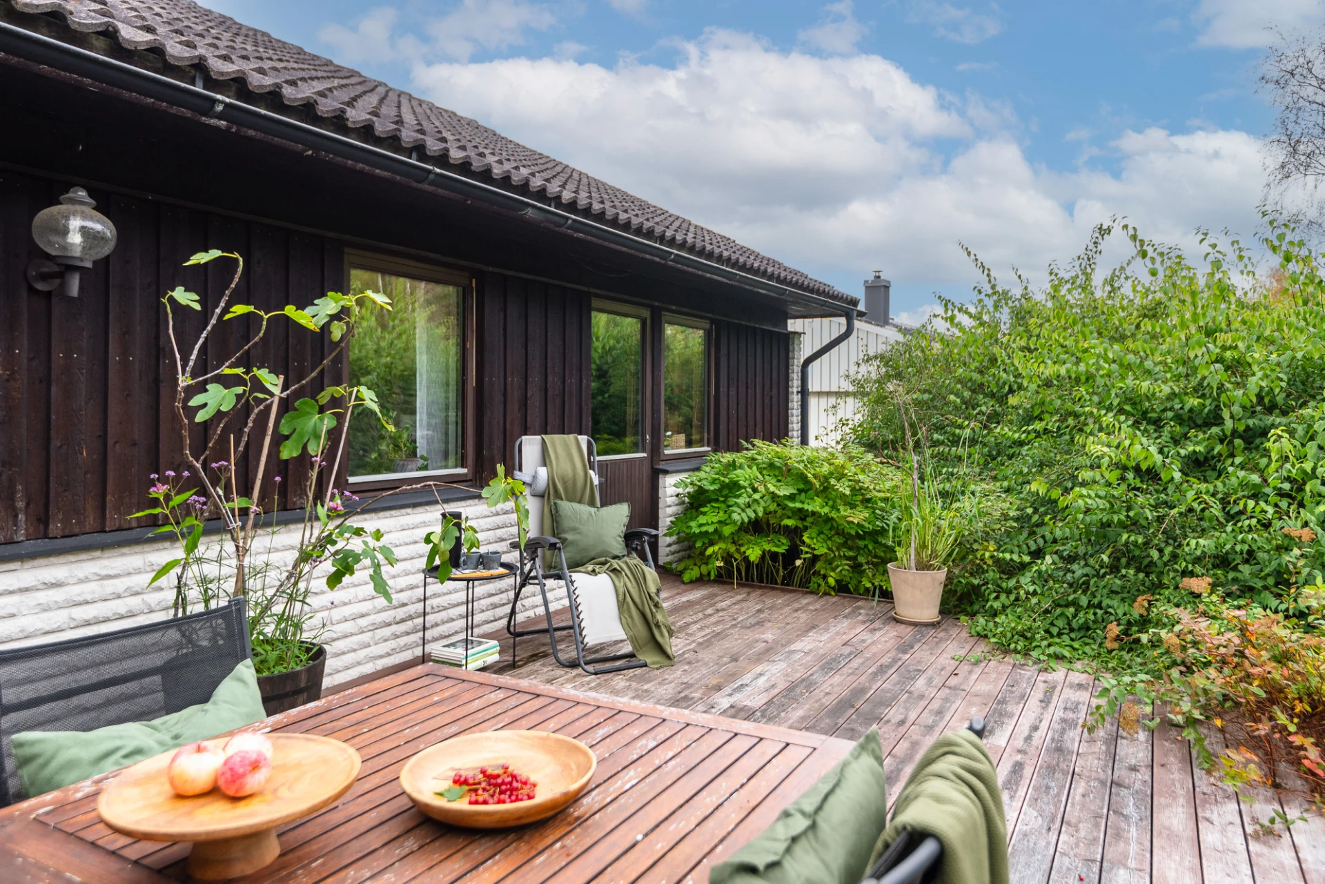 God plats på altan för mat och dryck samt avkoppling