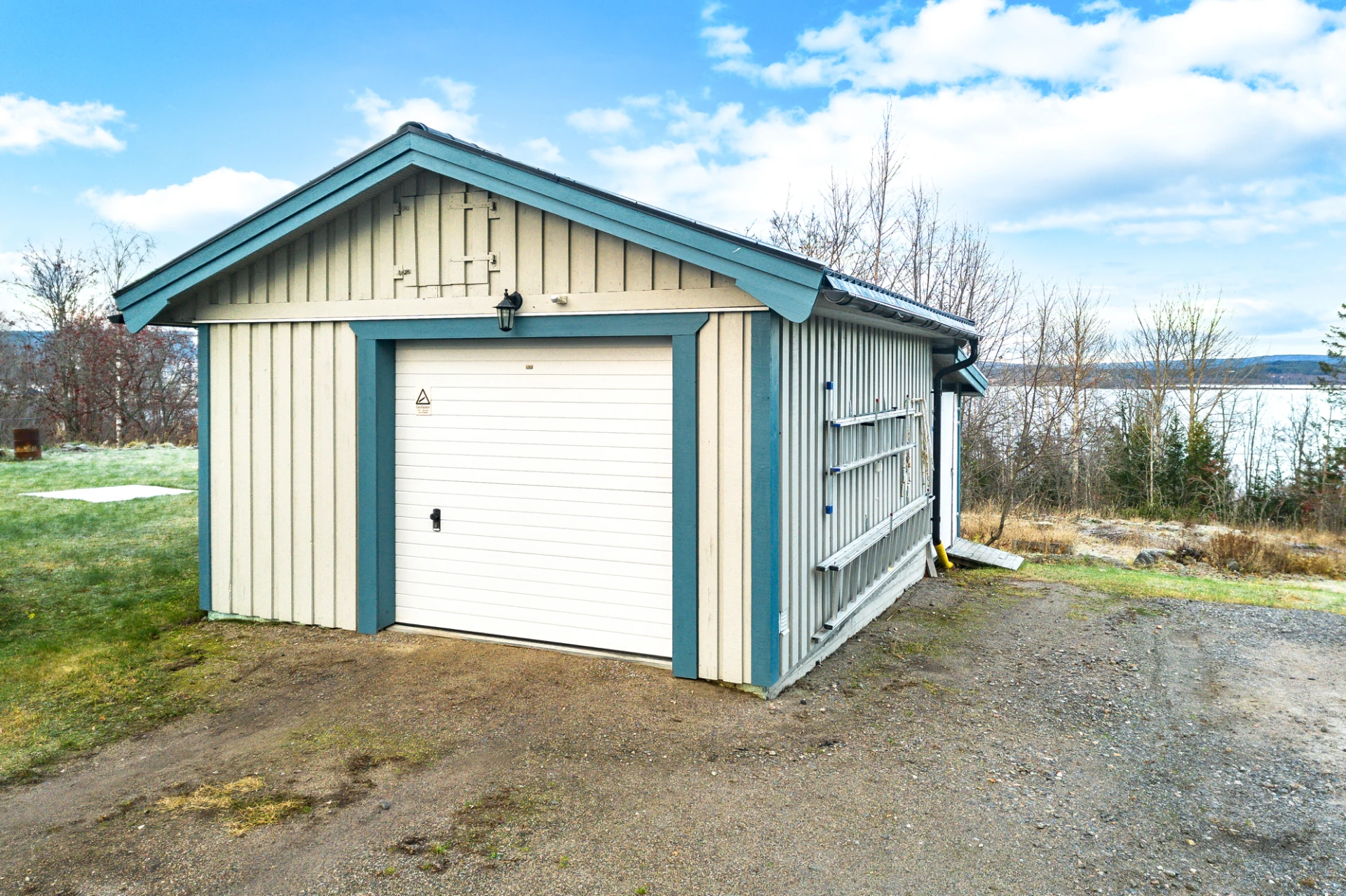 Garage med motordriven port.