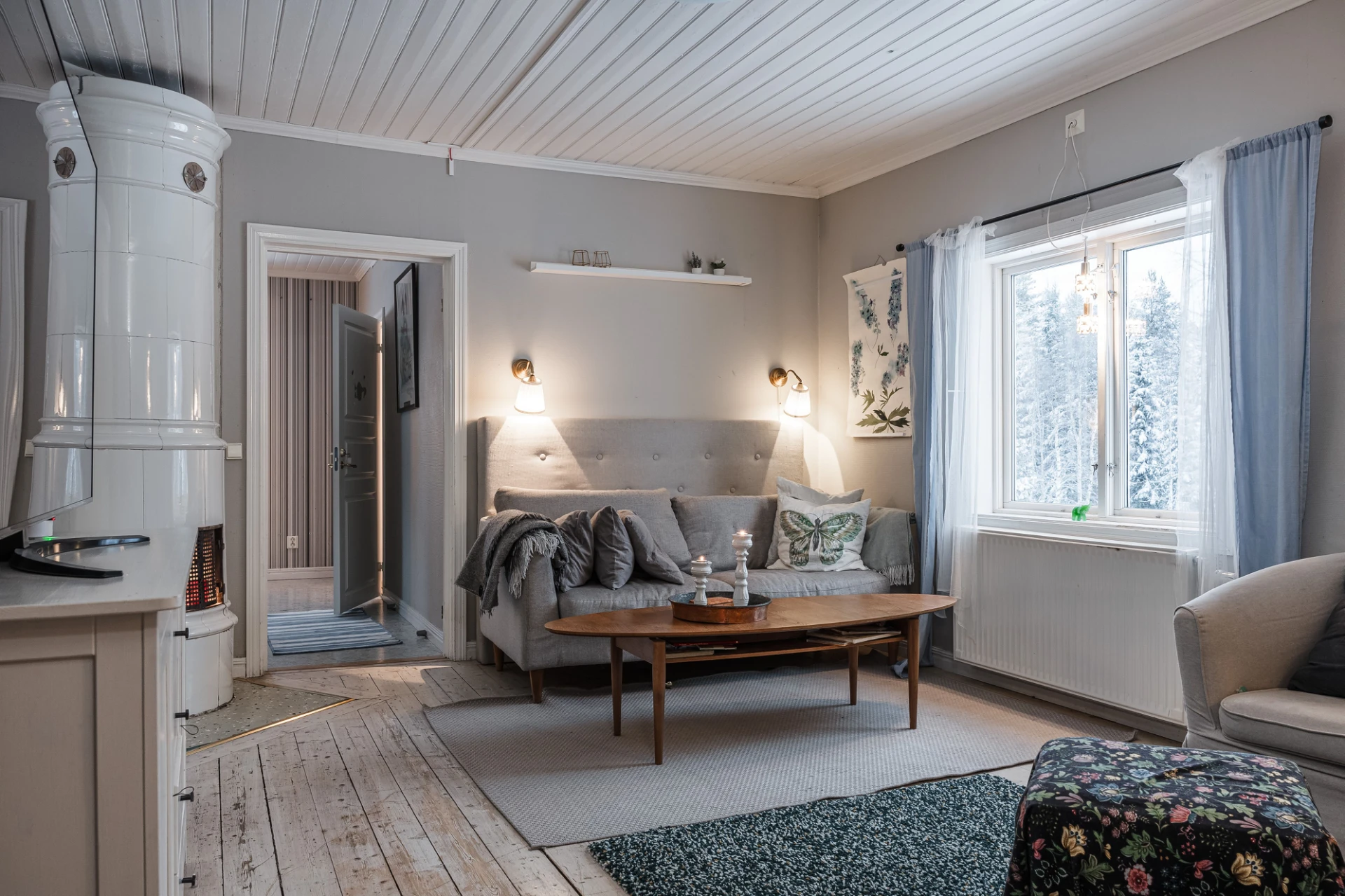 Vardagsrum på övervåning. Kamin ej i bruk.