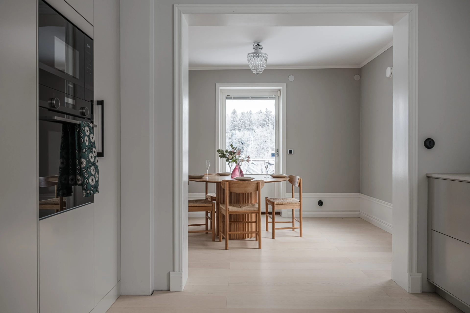 I anslutning till köket har ni matsalen