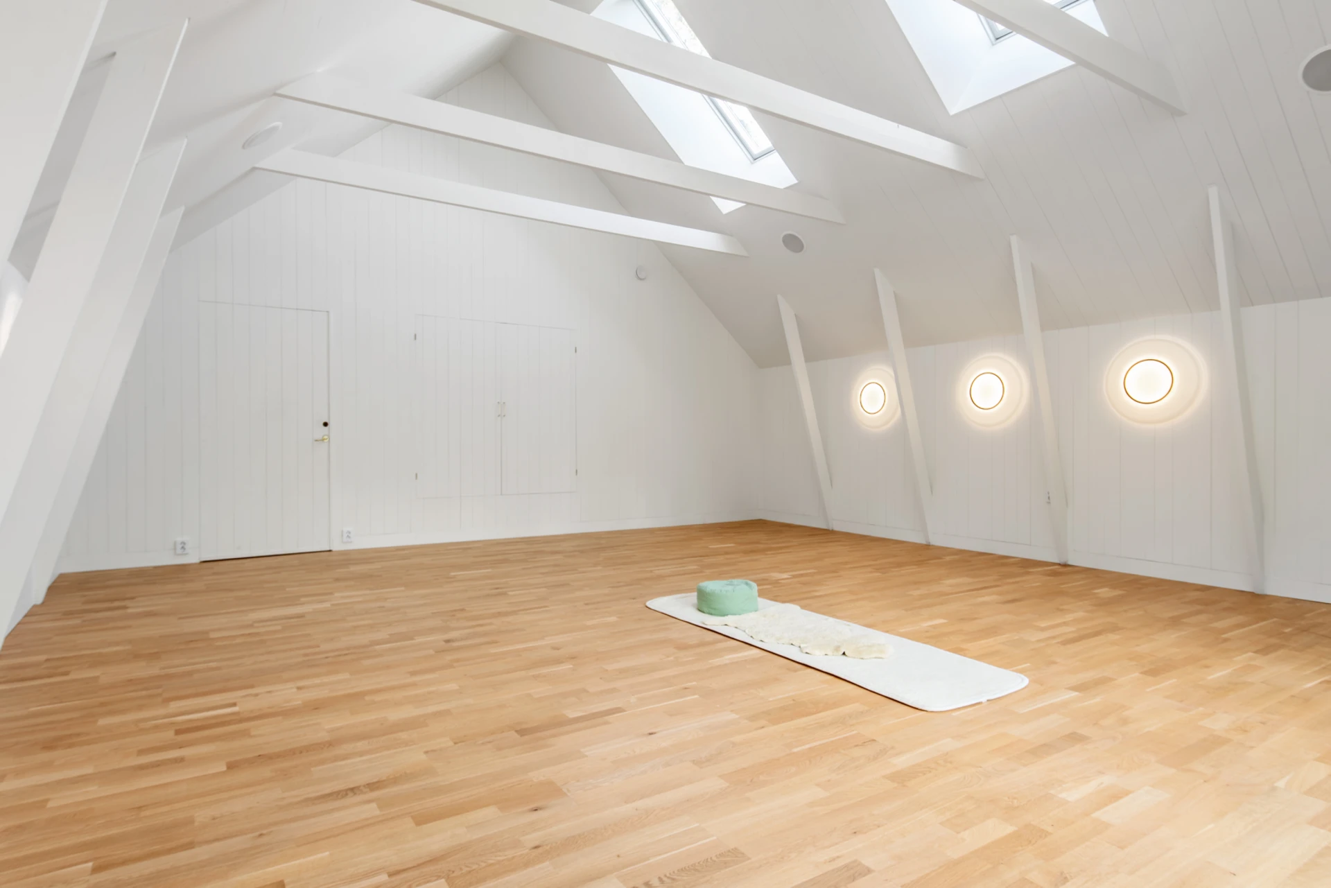 I yogarummet med ljus , rymd och känsla