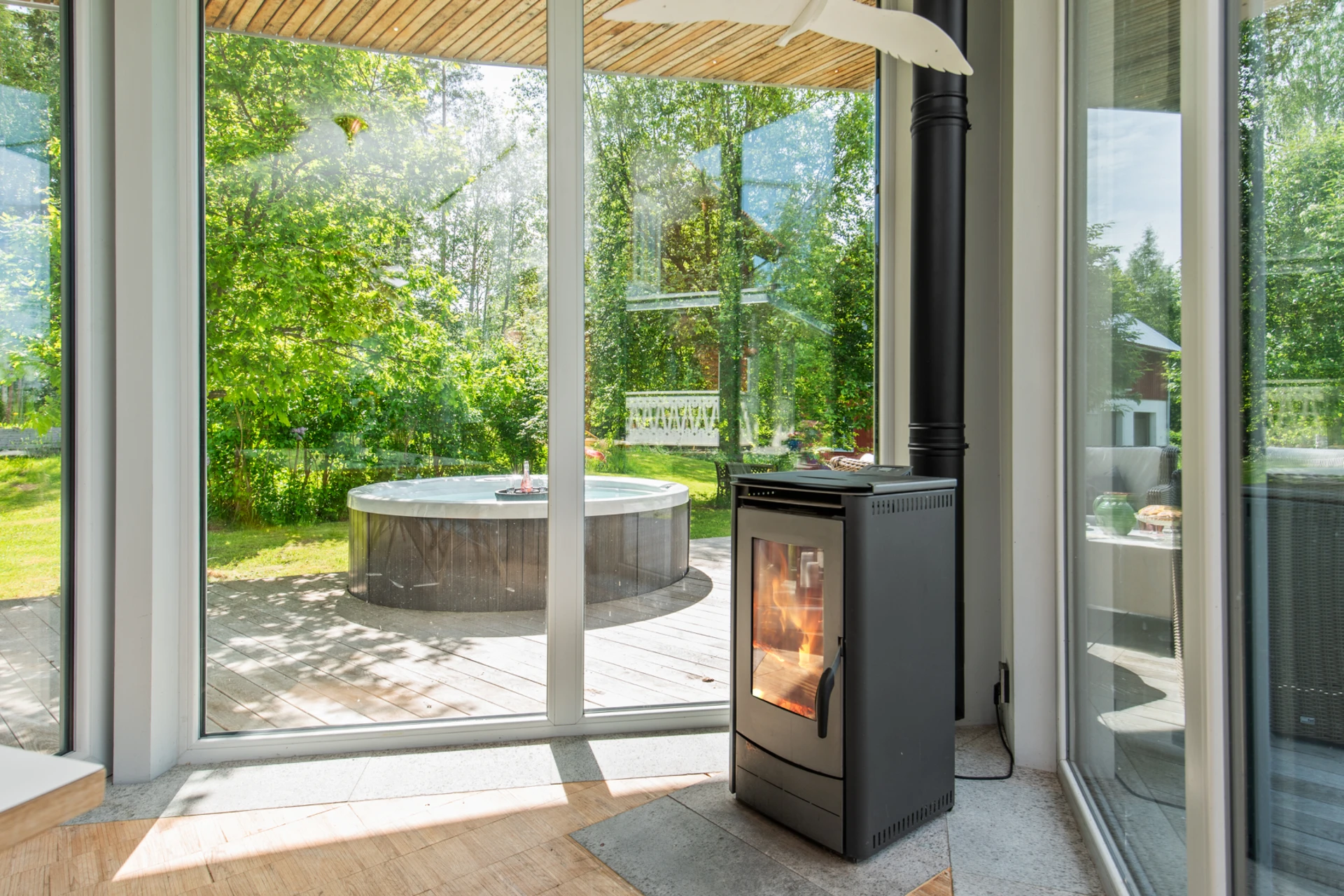 Värmande pelletskamin och utgång till terrassdäcket