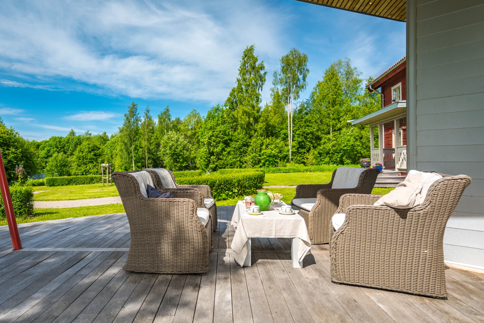 Terrassdäcket erbjuder plats för avkoppling i härlig sittgrupp