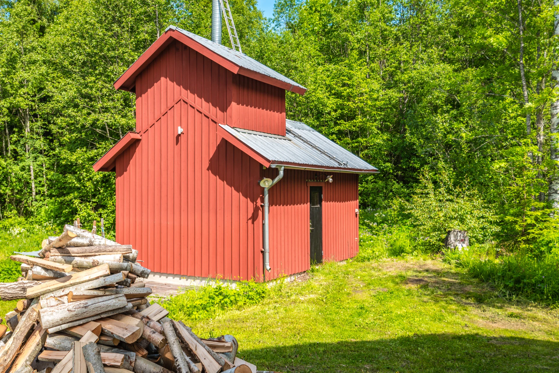 Frstående pannrumsbyggnad med kulvert ledning till bostadshuset