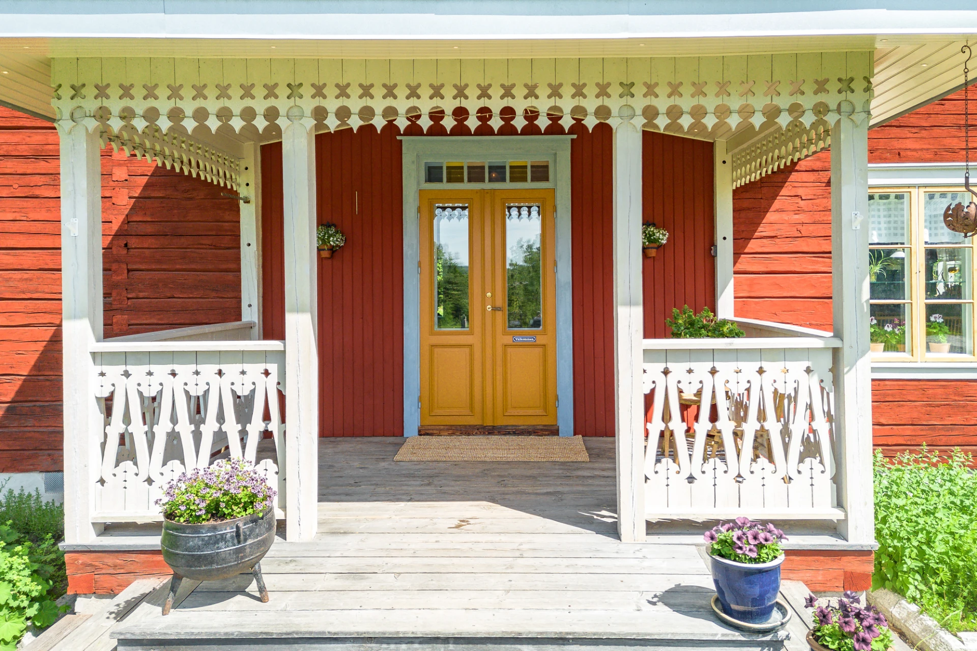 Välkomnande, rymlig entréveranda och entrén