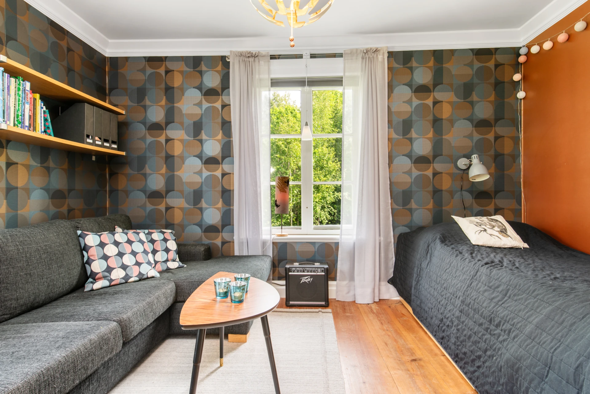 Sovrum med god plats för soffa
