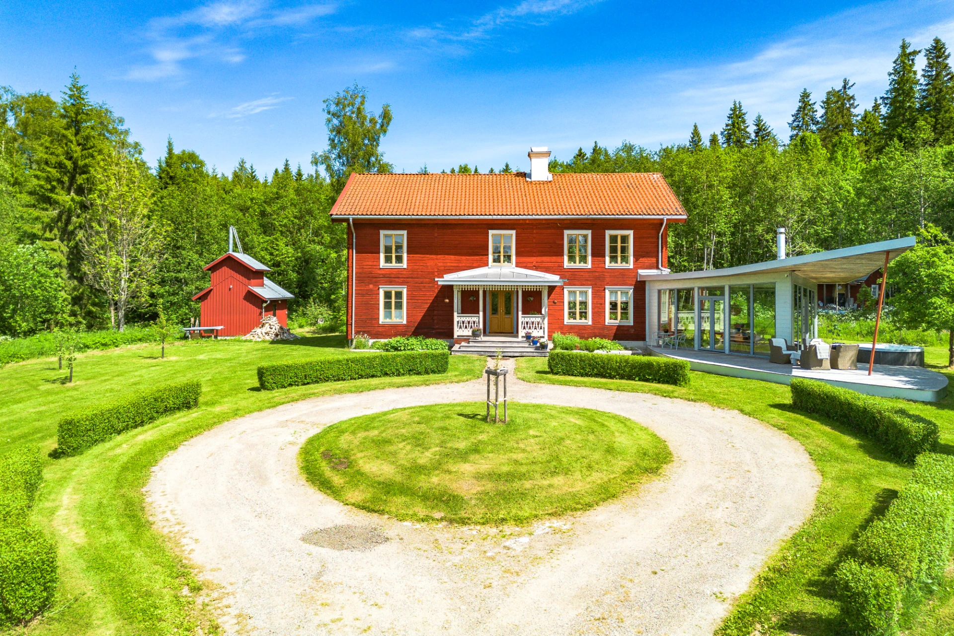 Bostadshus, vinterträdgård och praktisk rondell