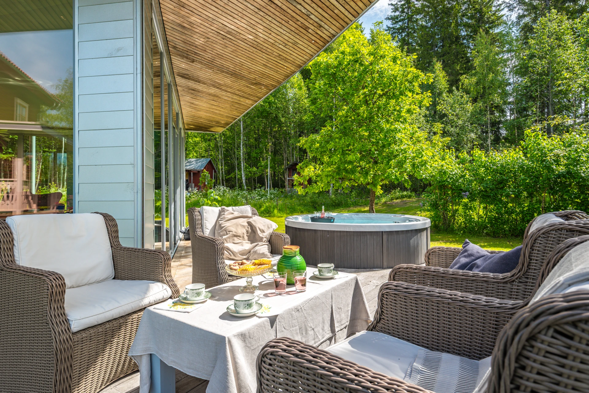 Njutbar sittgrupp intill SPA-bad på terrassen