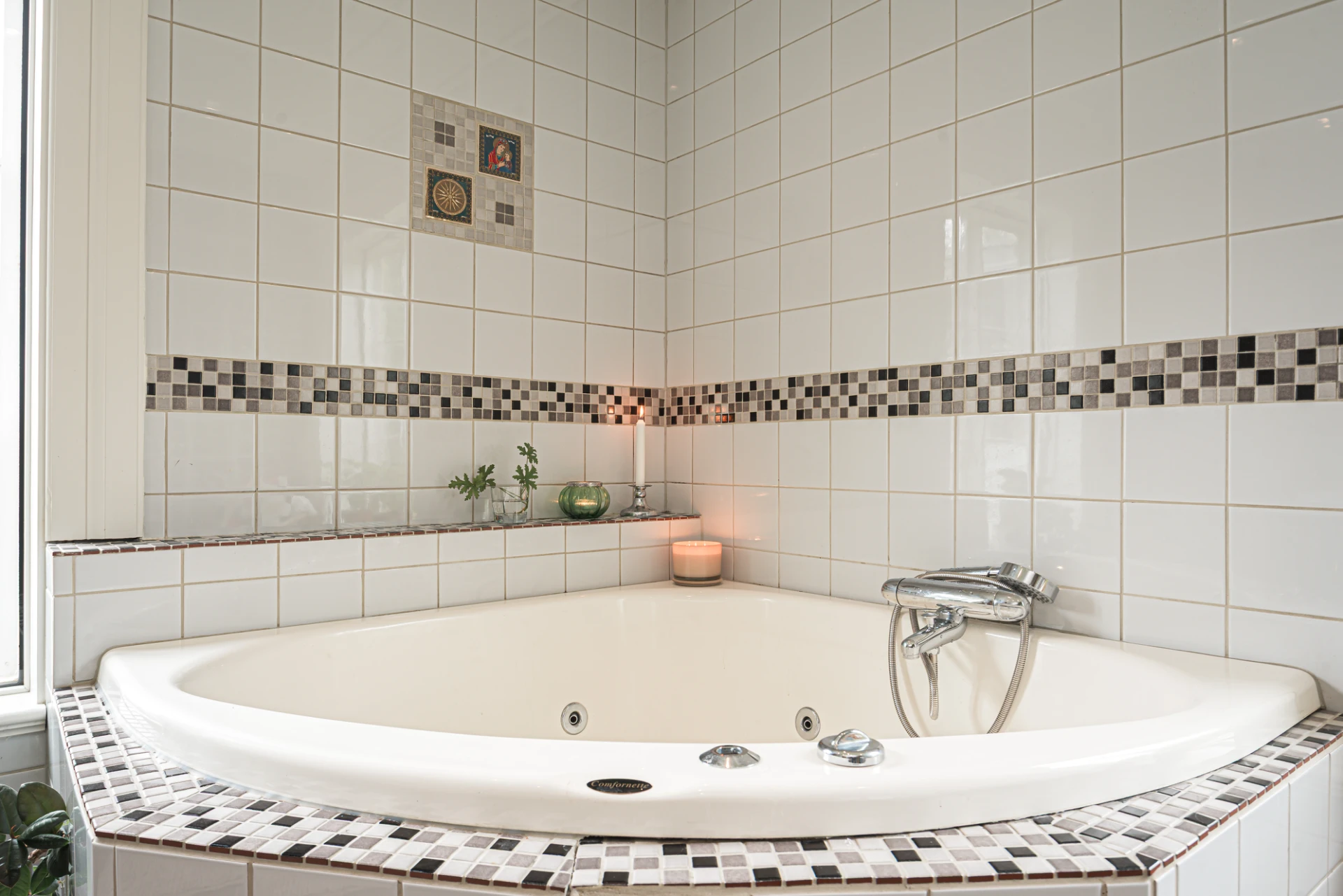Hörnbadkar i badrummet
