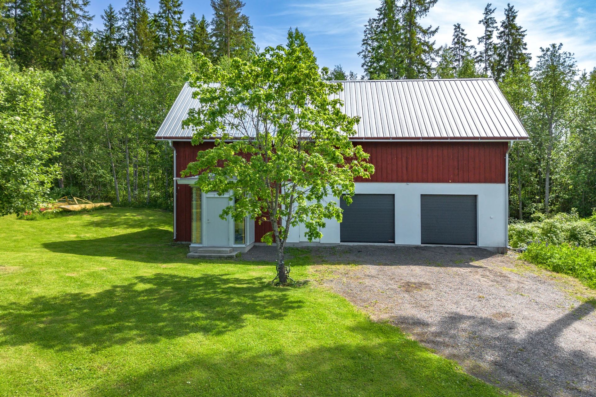 Komplementbyggnaden med yogastudio, loge och stort garage.