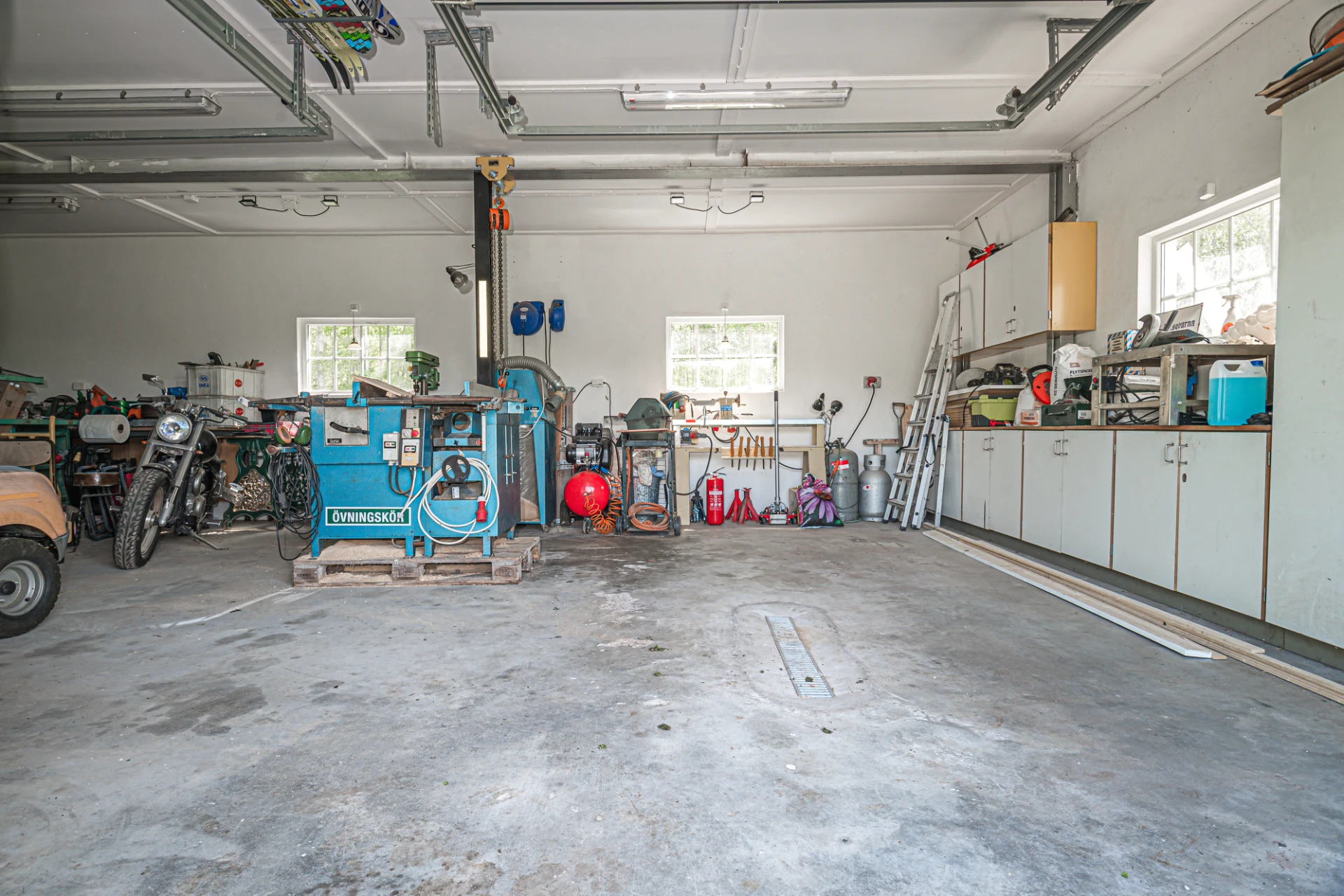 I garaget med skåp och arbetsbänk
