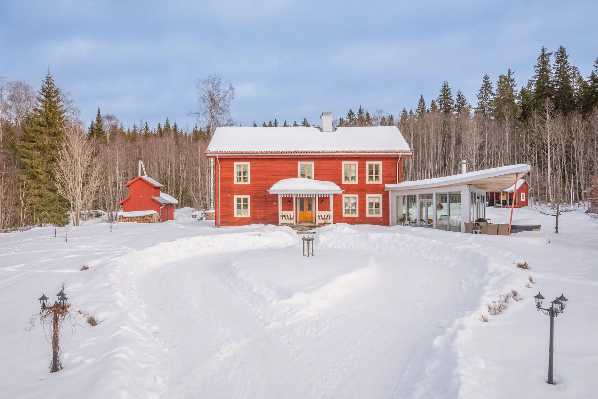 Bostadshus med vinterträdgård.