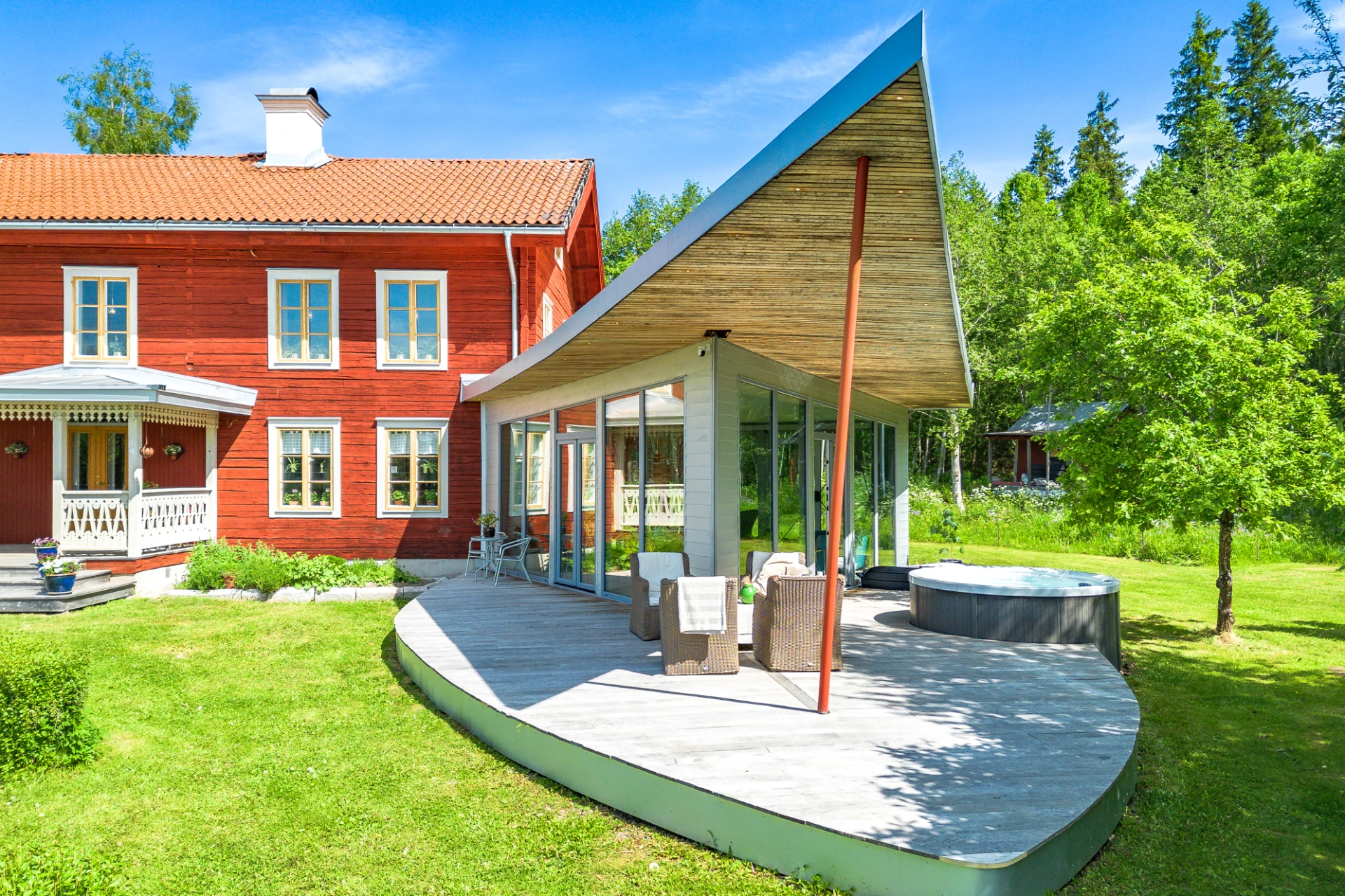 Stort altandäck runt vinterträdgården