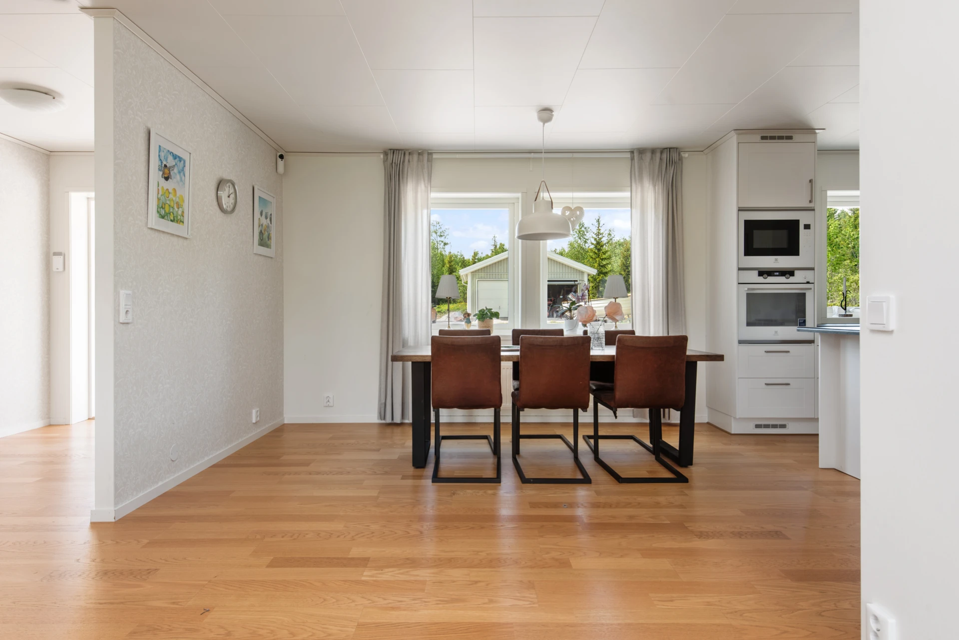 Den rymlig matplatsen som ligger invid köket